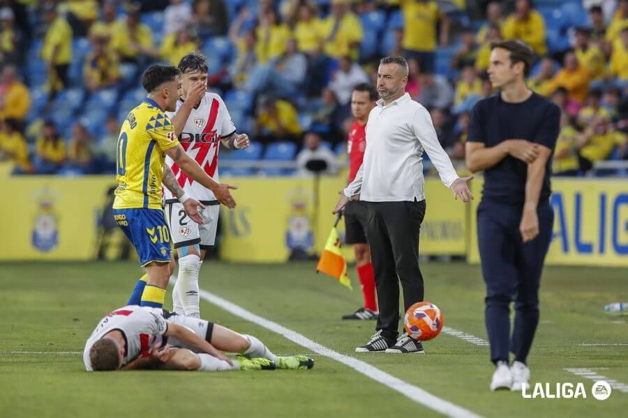Diego Martínez protesta una acción del Las Palmas-Rayo.