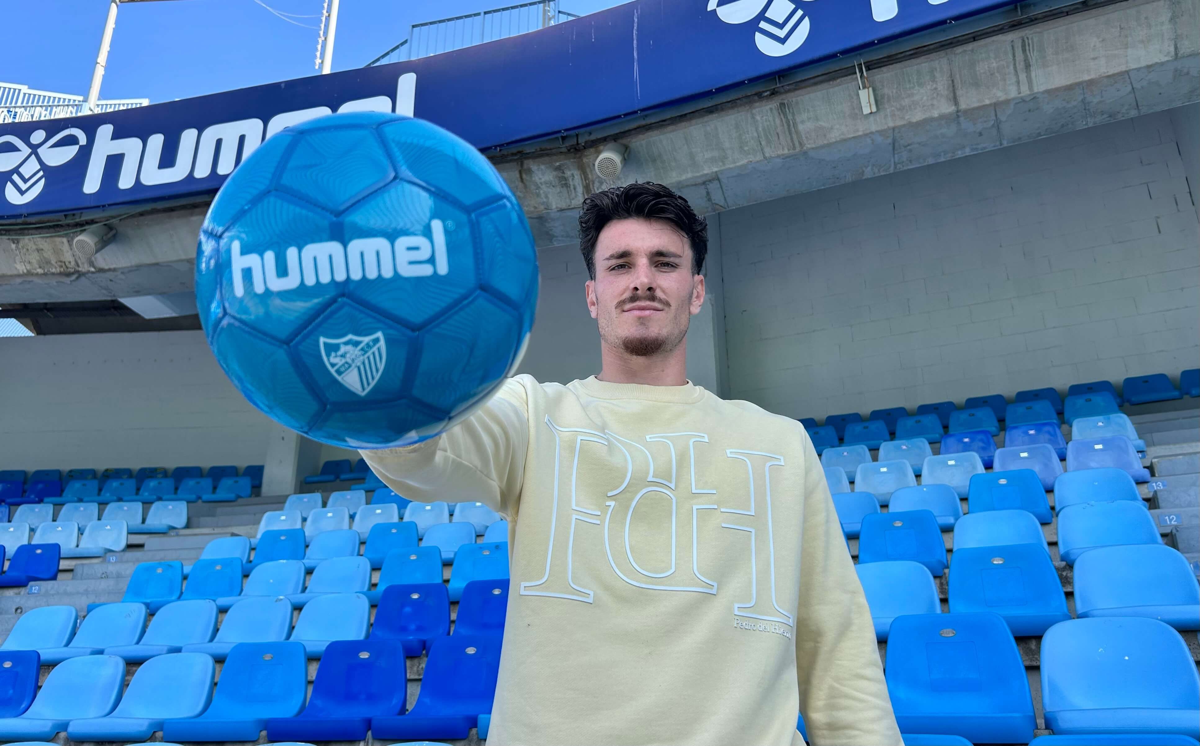 Diego Murillo posa en las gradas de La Rosaleda para ElDesmarque.