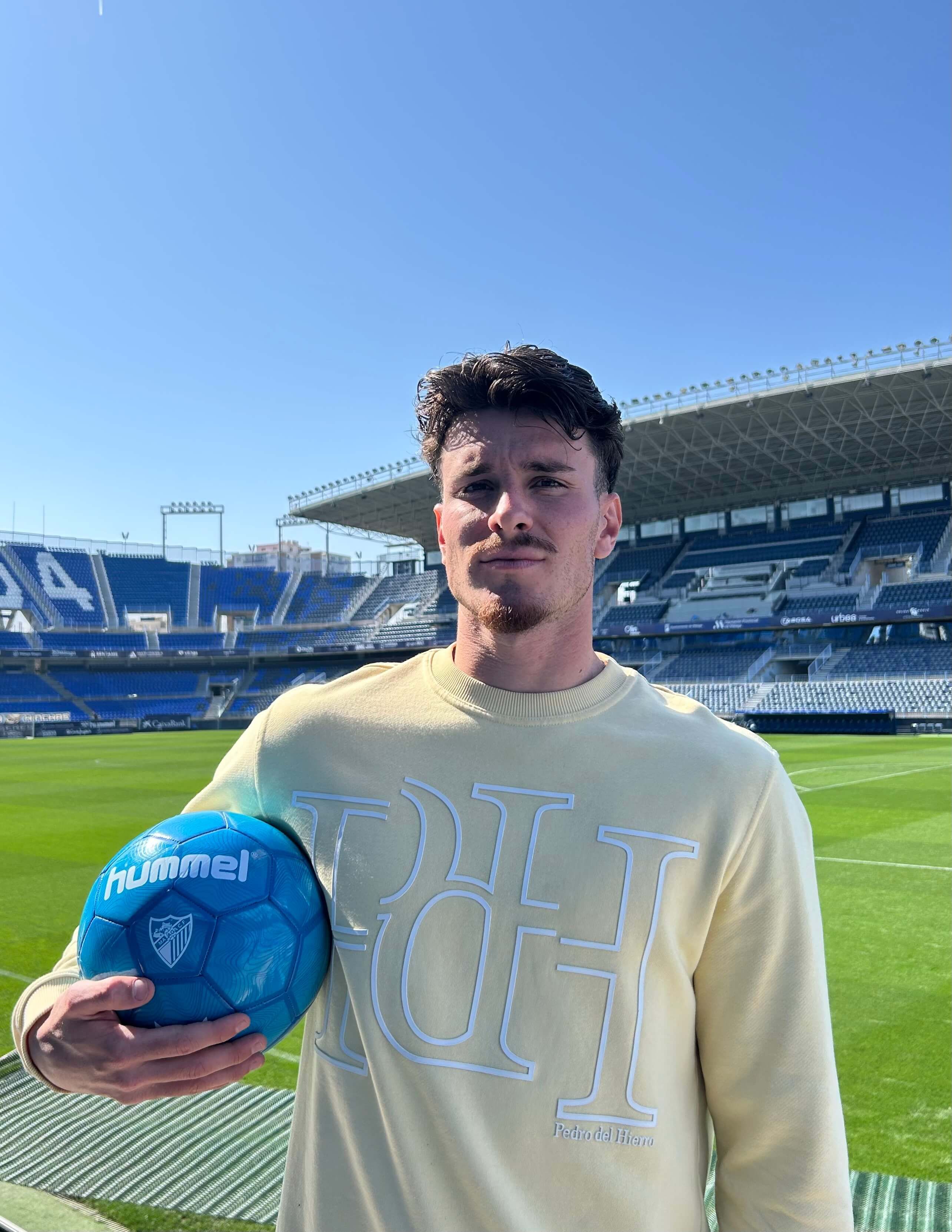  Murillo, en La Rosaleda tras la entrevista.