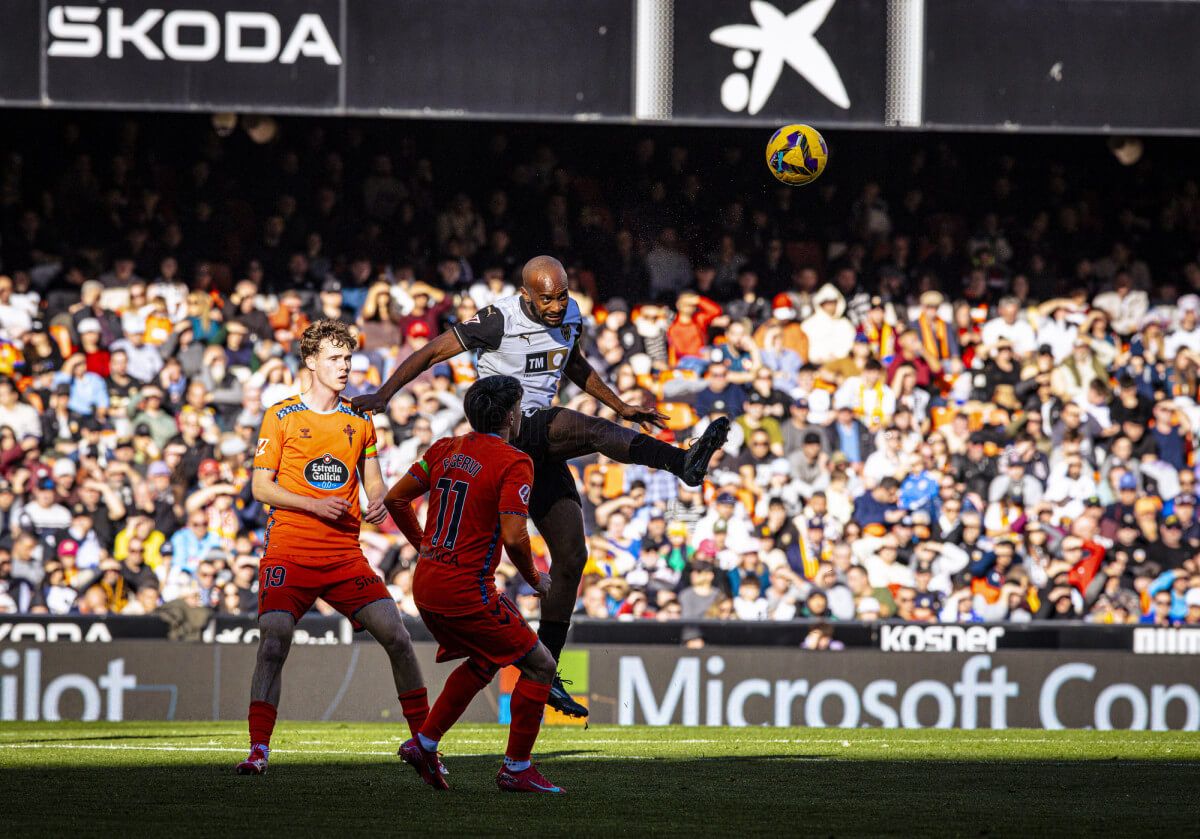 Dimitri Foulquier, ante el Celta de Vigo.