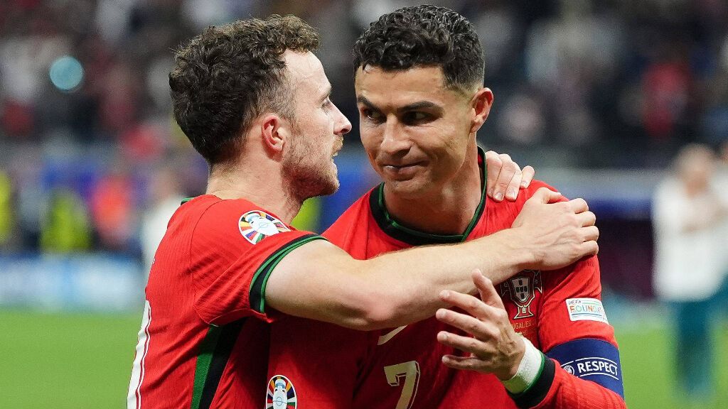 Diogo Jota y Cristiano Ronaldo en un partido con Portugal (Foto: Cordon Press)