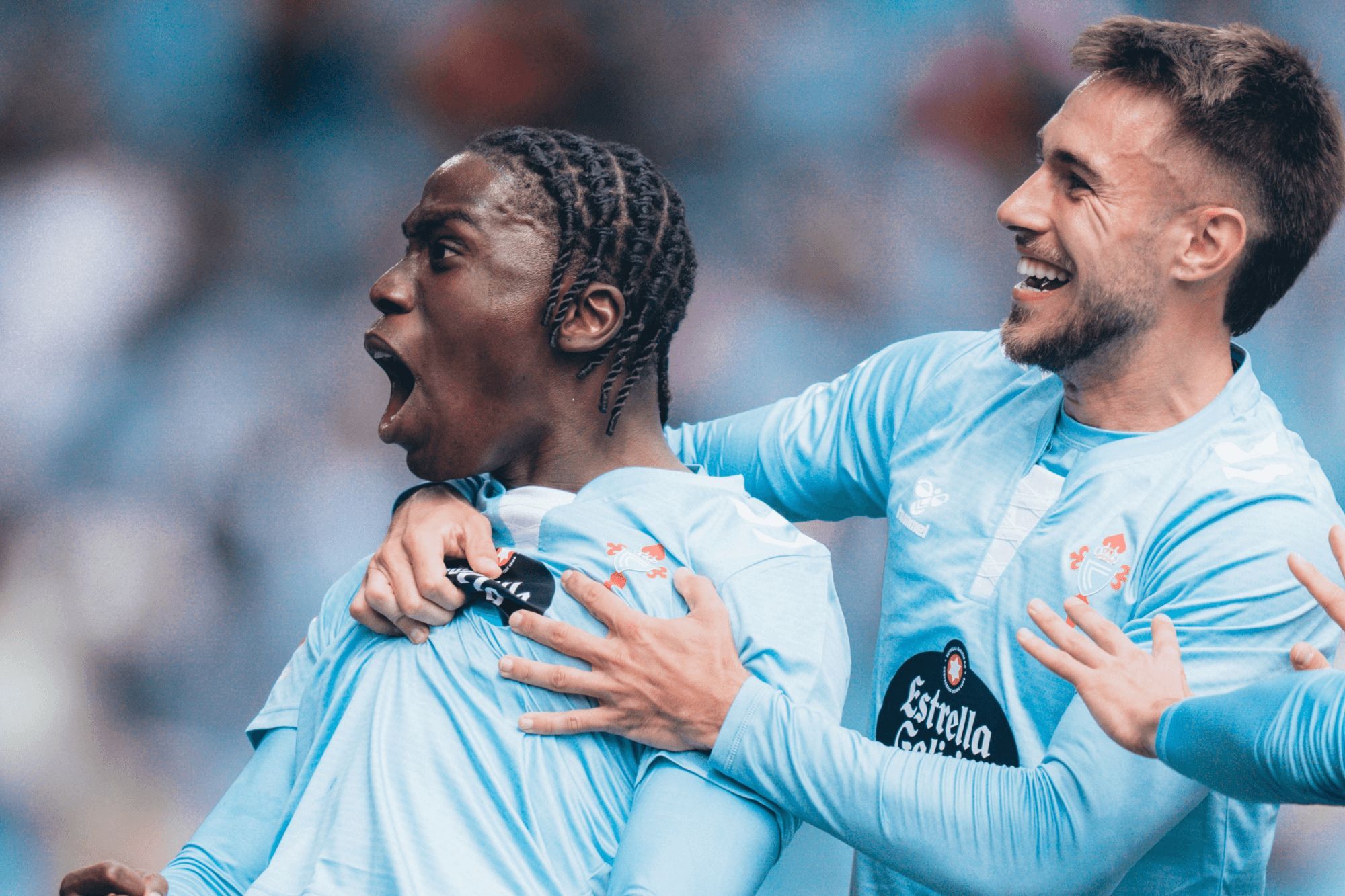 Ilaix Moriba y Óscar Mingueza celebran un gol.