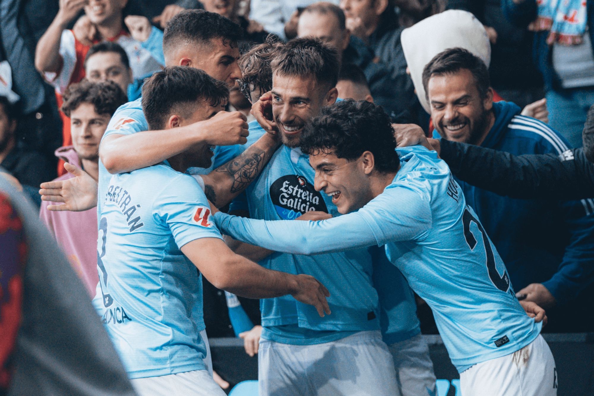  Los jugadores celebran el gol de Óscar Mingueza.
