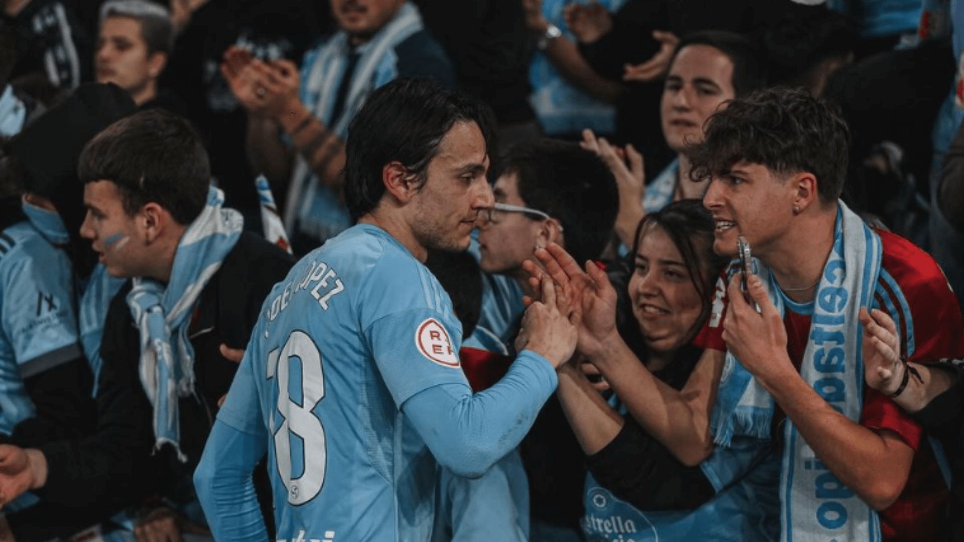 Joel López saludando a un aficionado.