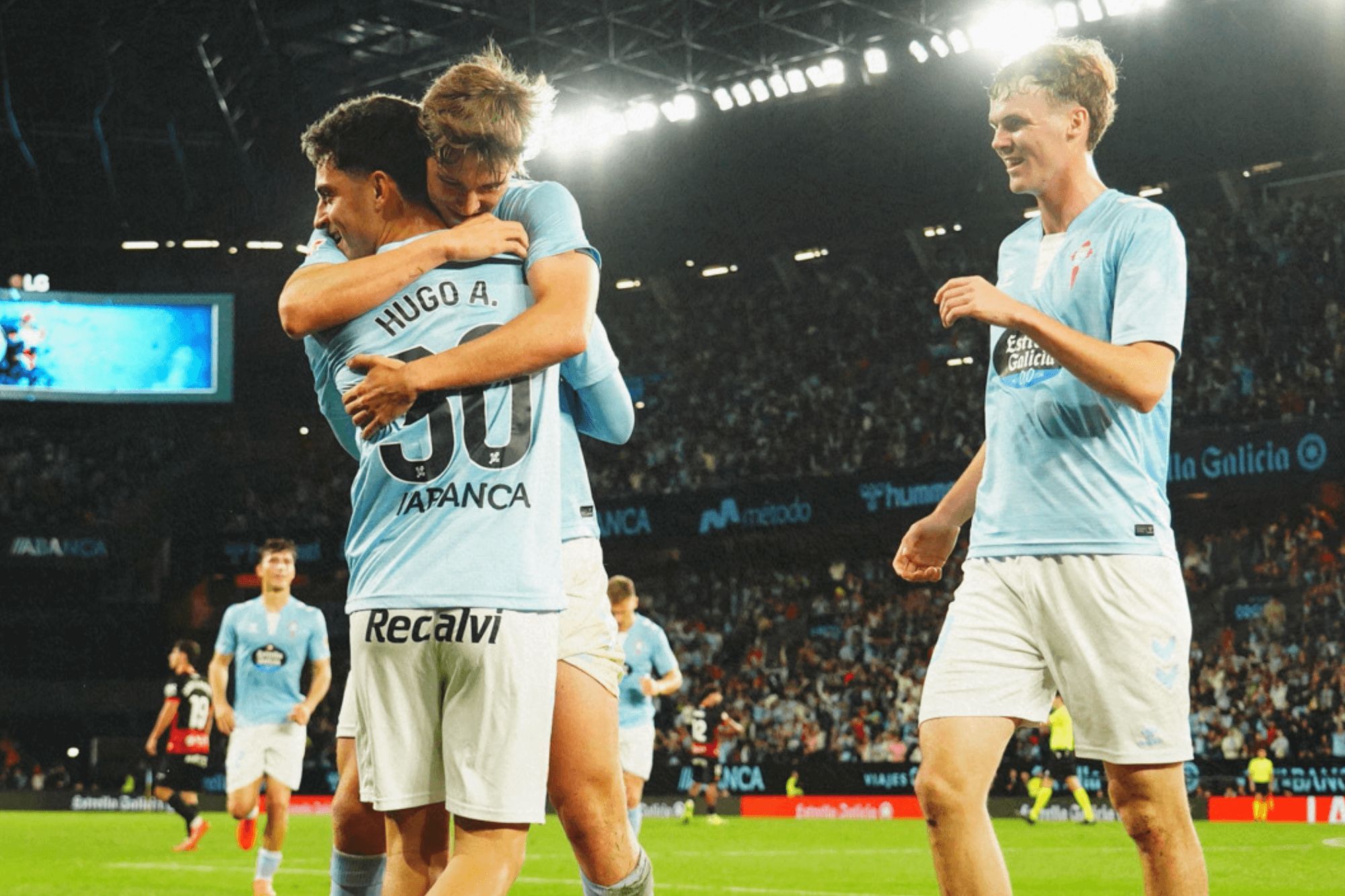  Fer López y Swedberg celebran el gol de Hugo Álvarez.