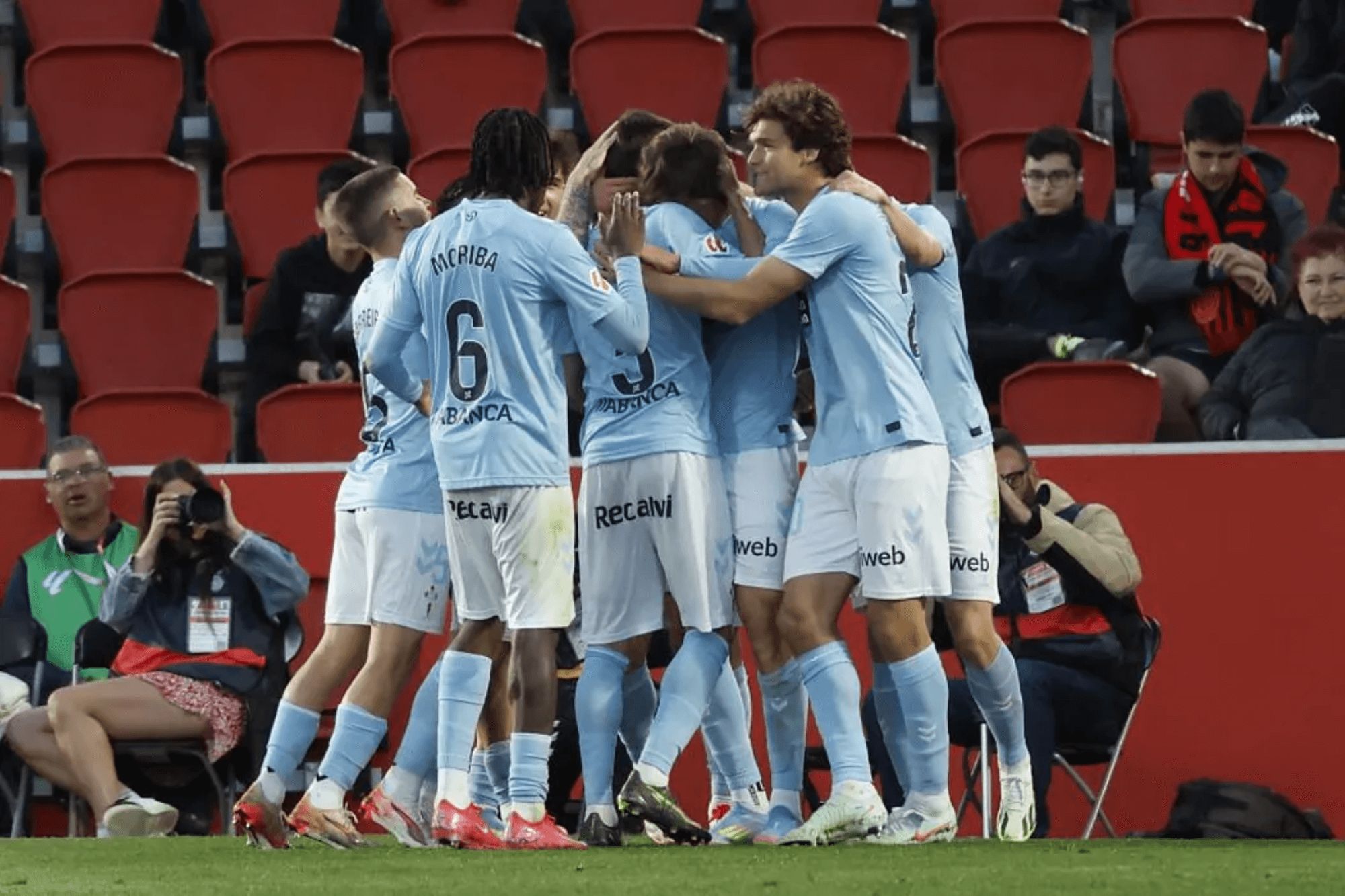  El Celta celebra el gol de Fer López.