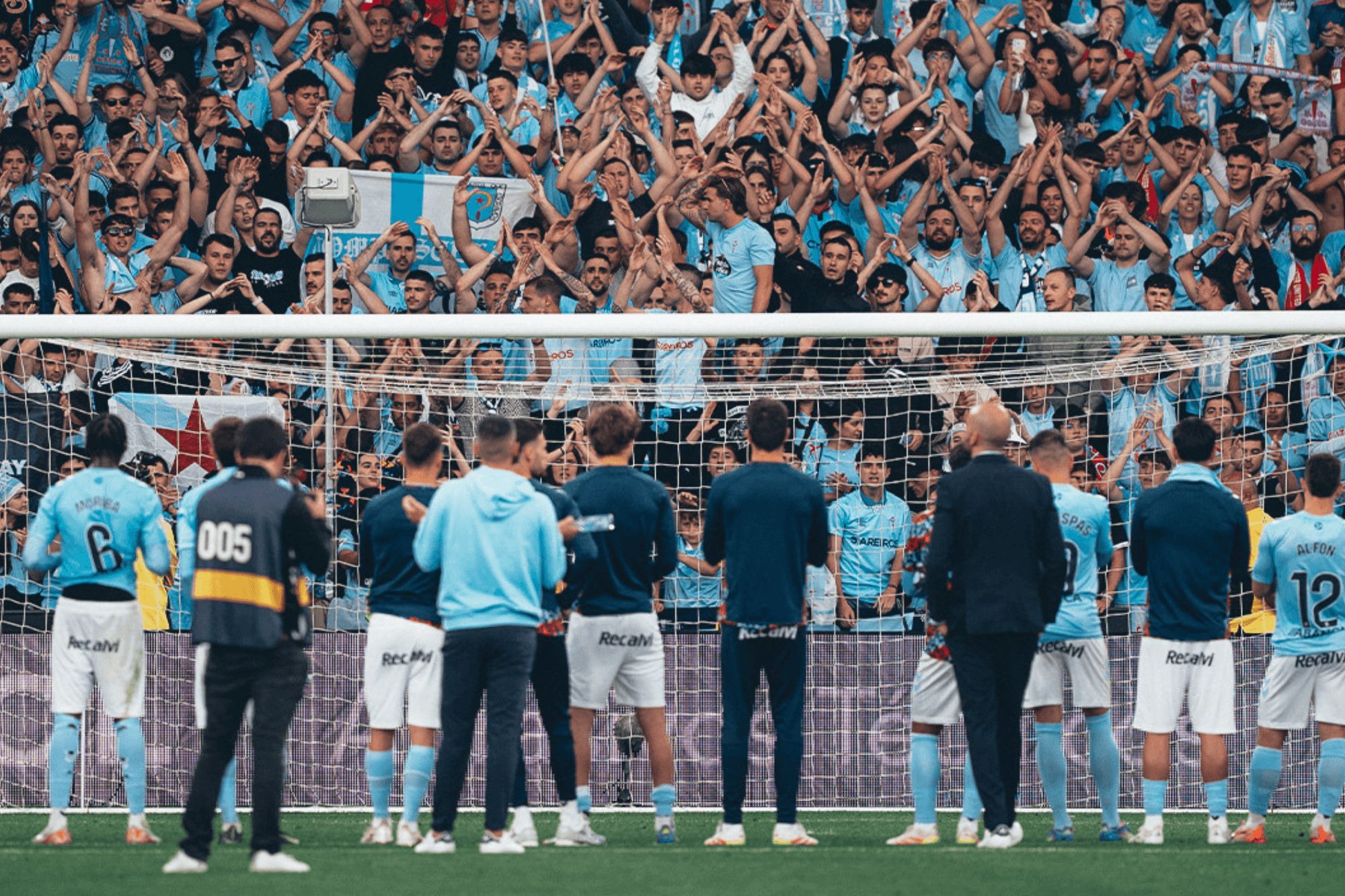  Los jugadores del Celta saludan a la afición.