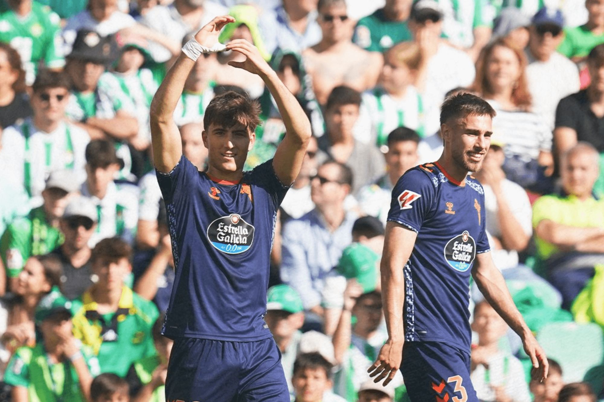  Javi Rodríguez celebra su gol al Betis.
