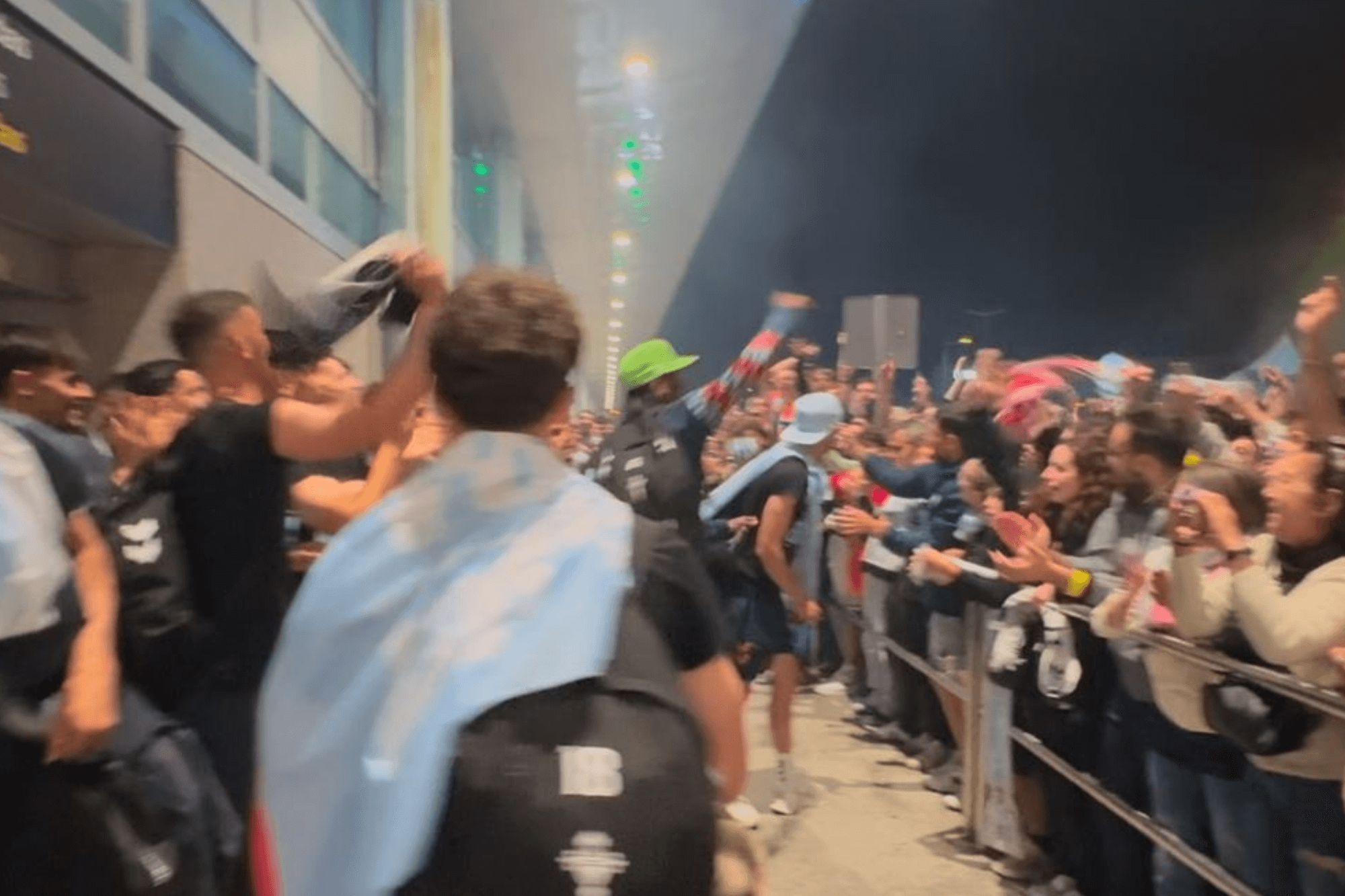 Ilaix Moriba celebra a la llegada a Peinador.