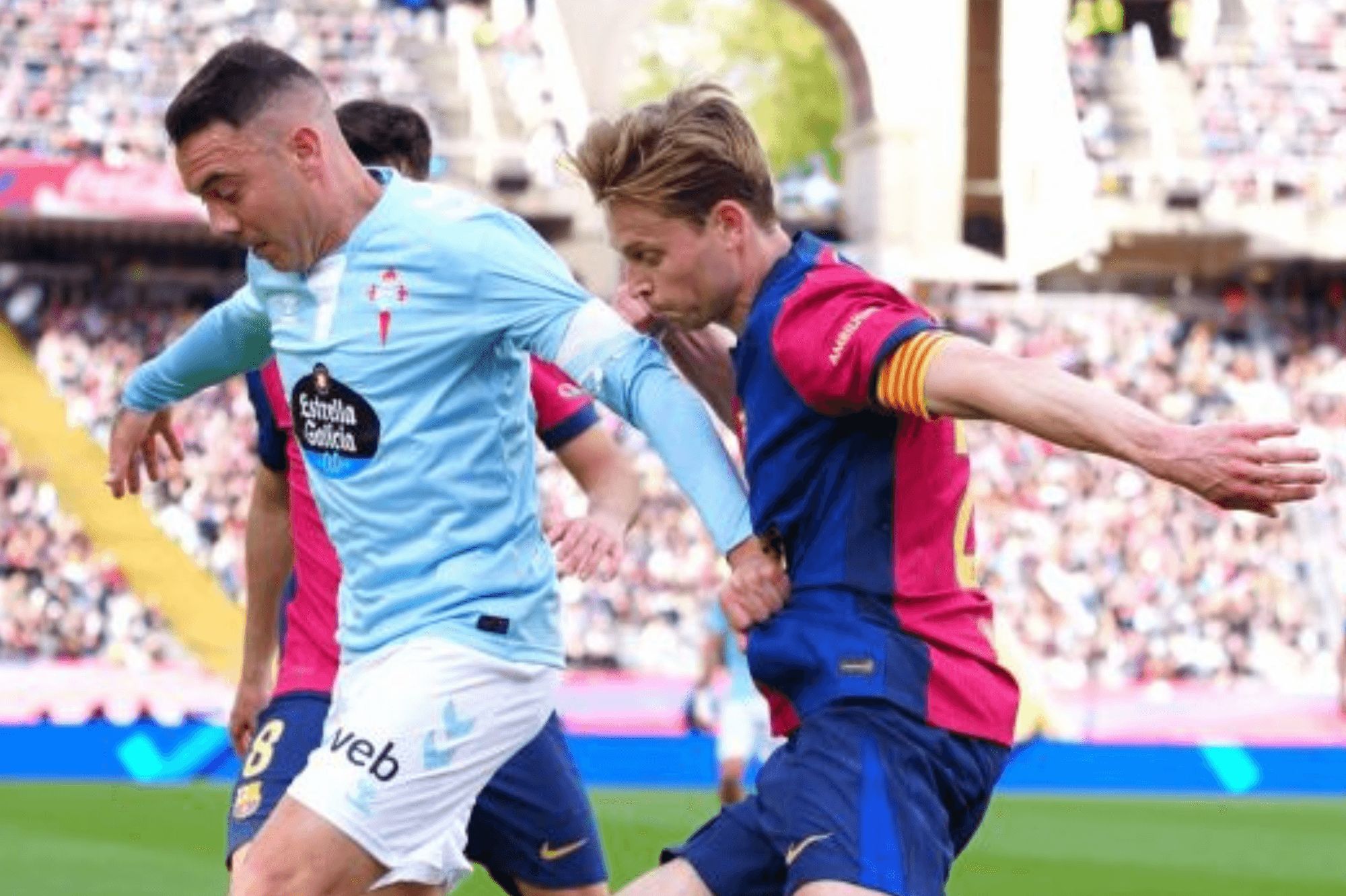  Iago Aspas ante De Jong.