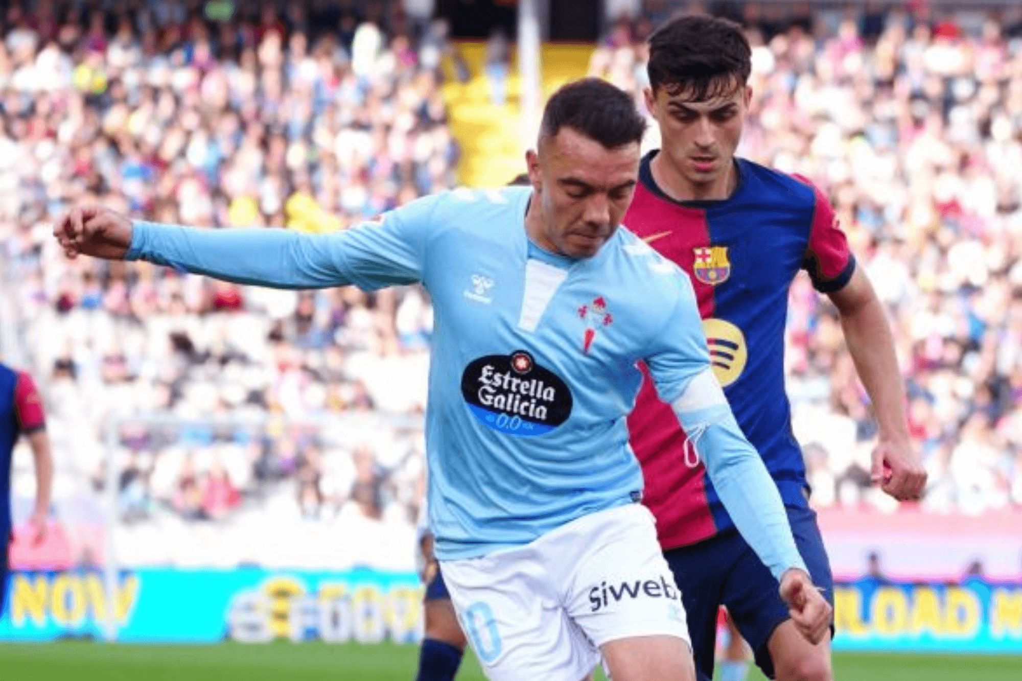  Iago Aspas ante Pedri.