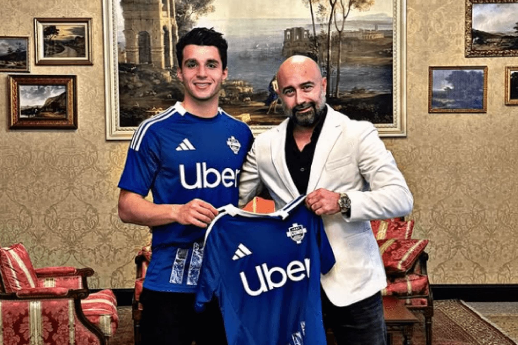  Tasos Douvikas en su presentación como jugador del Como 1907 junto a Pascual Tountouris (Foto: Pro