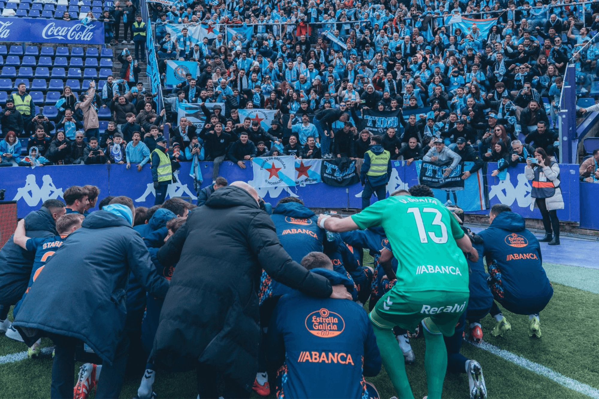  La plantilla celebra con la afición la victoria ante el Valladolid.