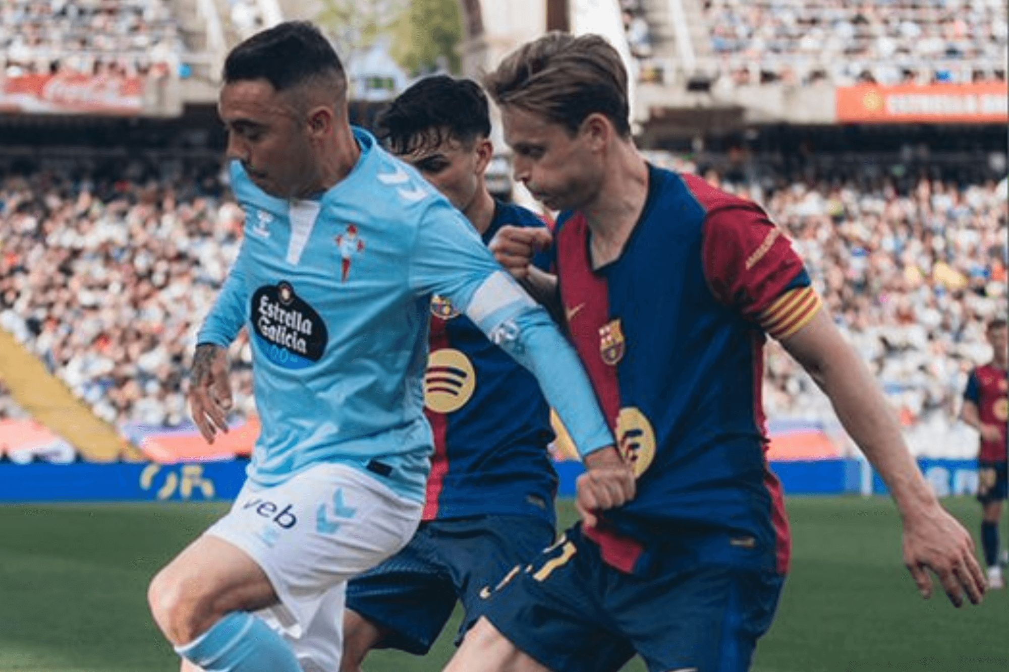  Iago Aspas ante De Jong.