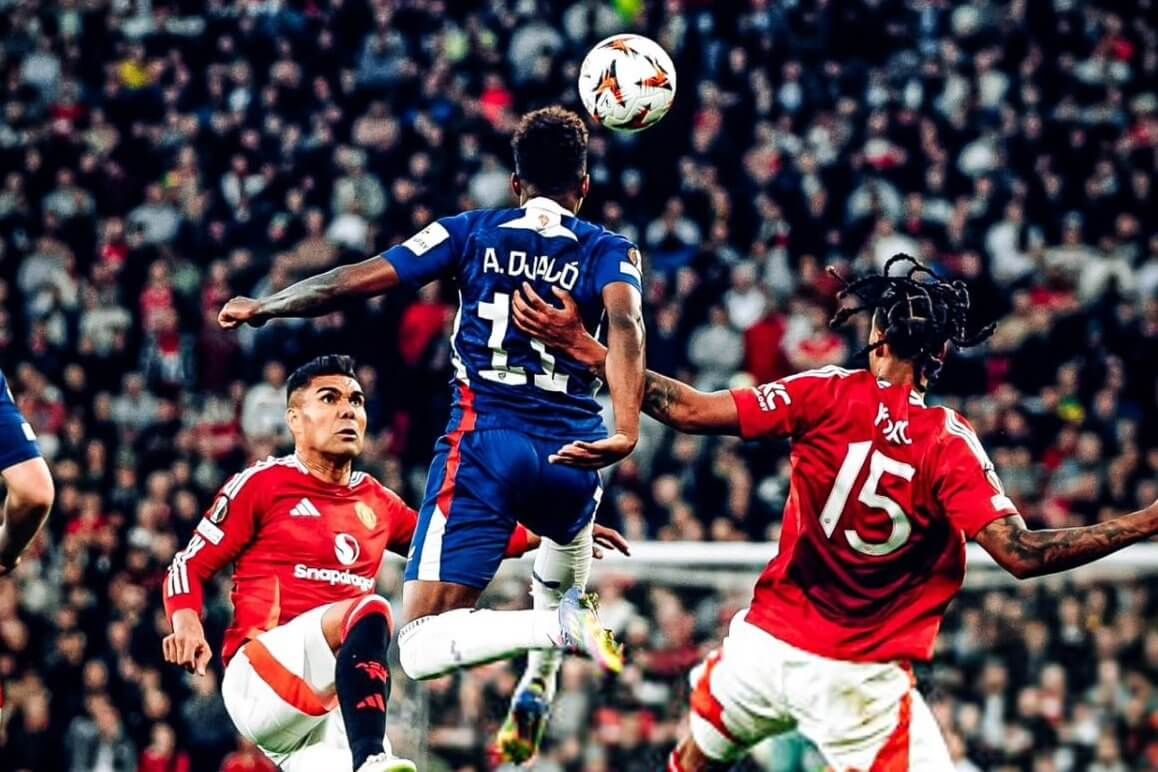  Vuelo de Álvaro Djaló en Old Trafford ante el Manchester United.
