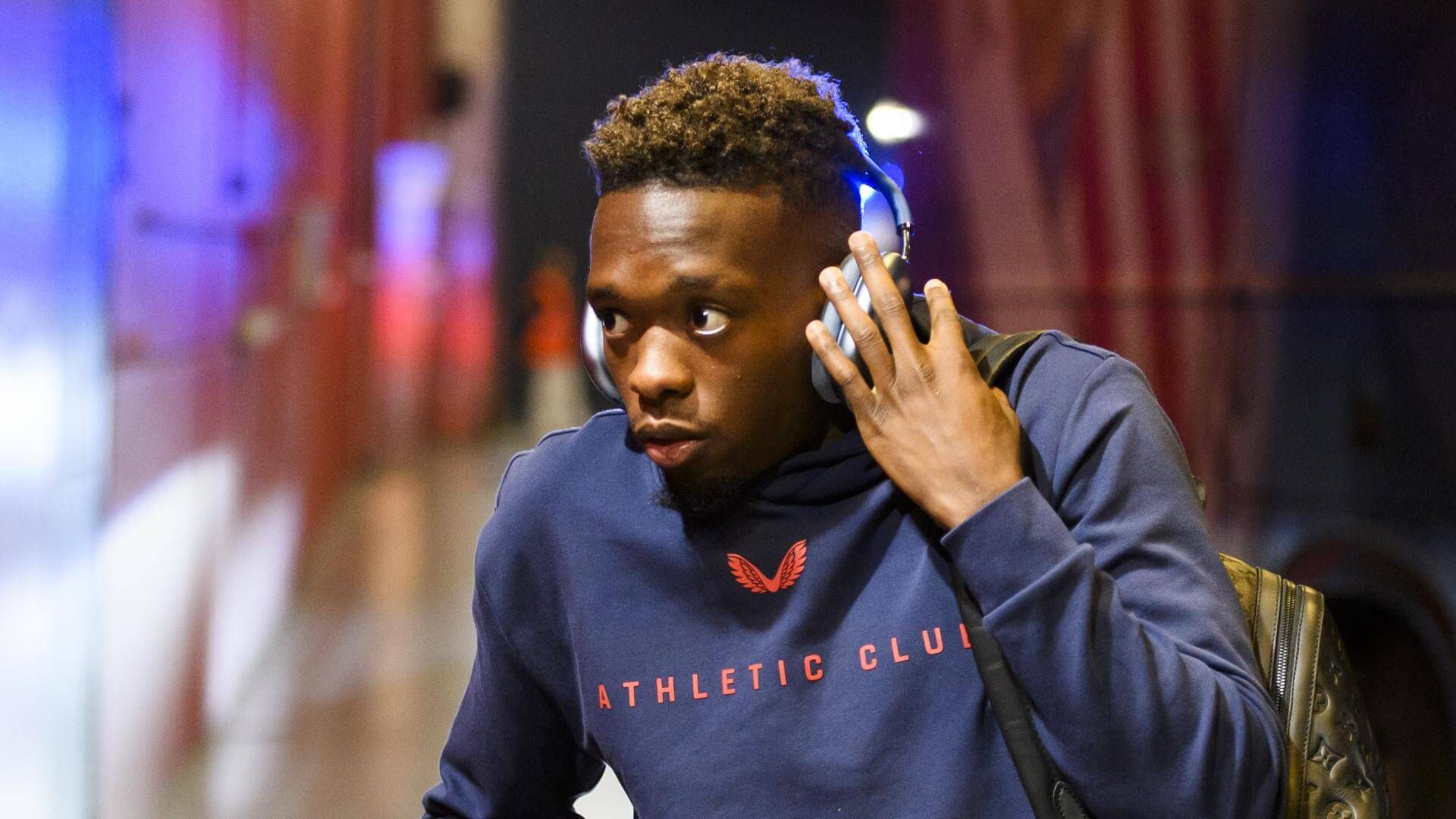  Álvaro Djaló llega para jugar un partido en San Mamés.