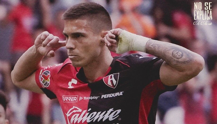  Djuka celebra su último gol con el Atlas.