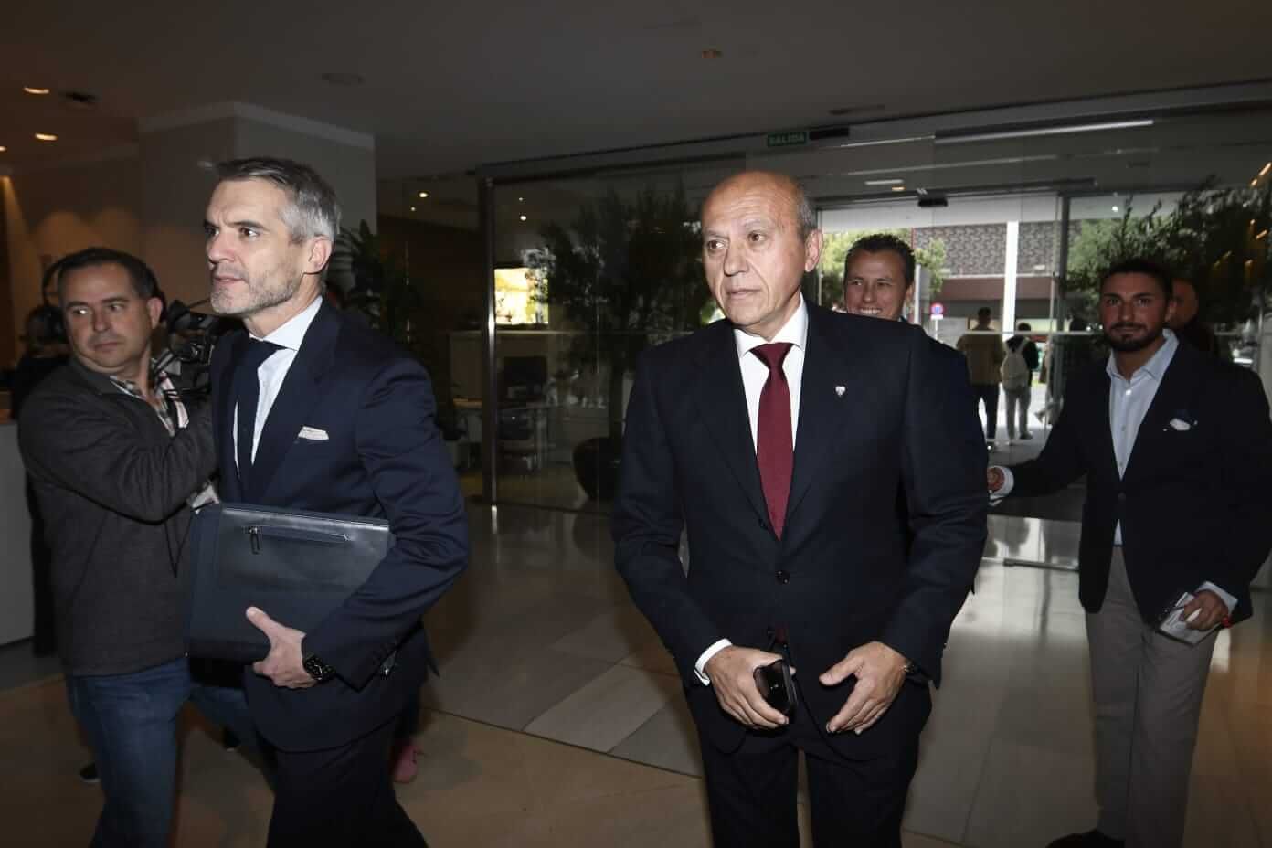 Llegada de José María del Nido Benavente junto a Enrique de la Cerda.