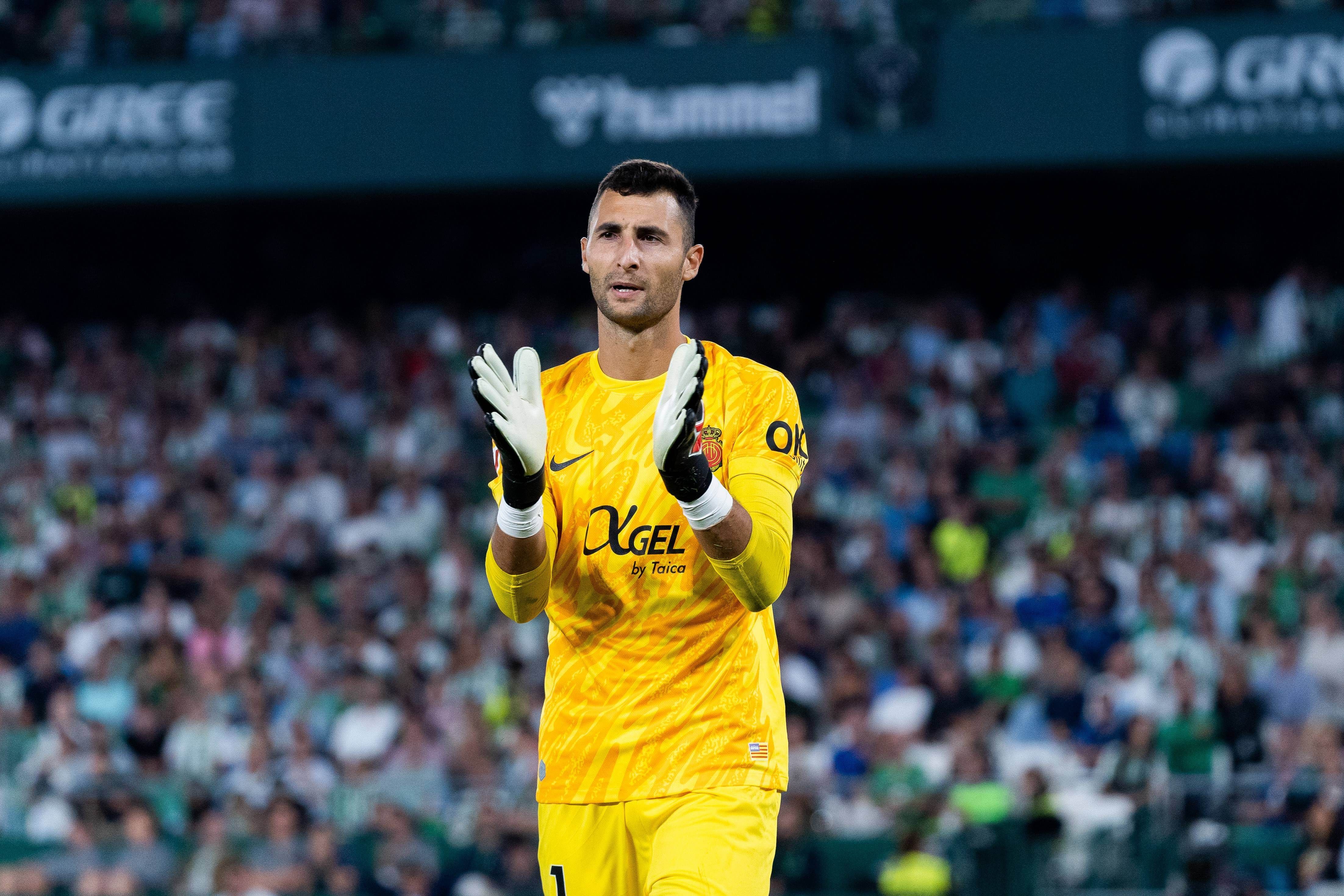 Dominik Greif aplaude durante un partido del Mallorca (Foto: Cordon Press).