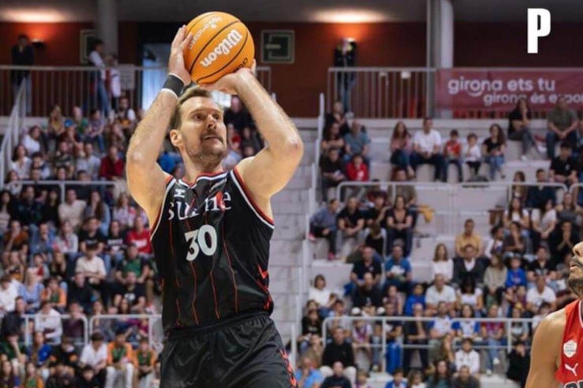  Zoran Dragic lanza en un partido del SURNE Bilbao Basket de Jaume Ponsarnau (ACB Photo).