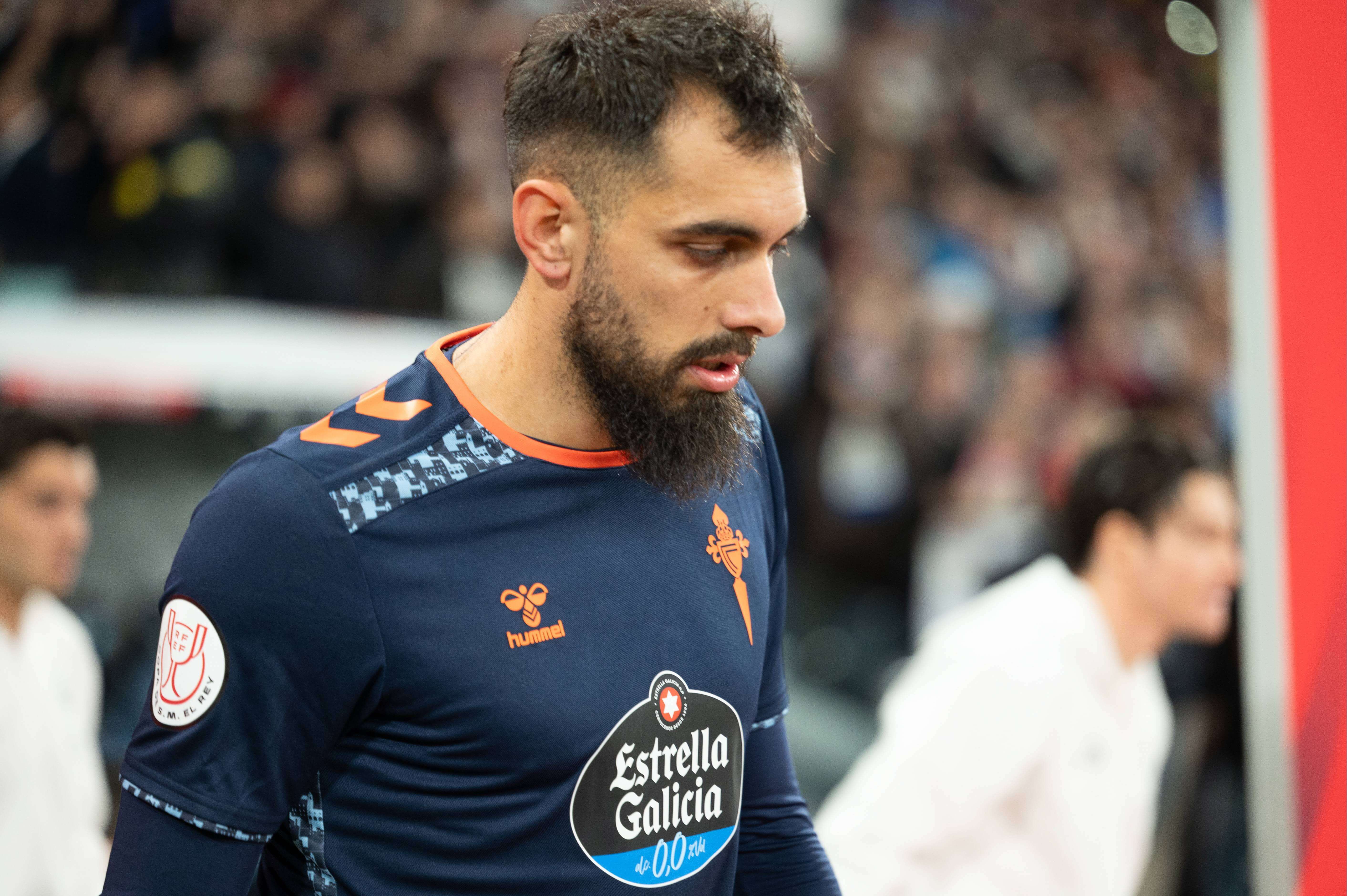 Borja Iglesias ante el Madrid.