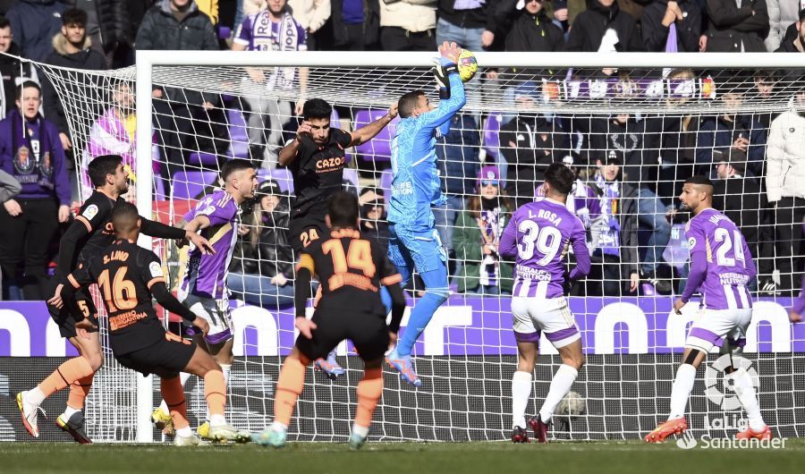  Masip atrapa un balón en el Real Valladolid - Valencia.