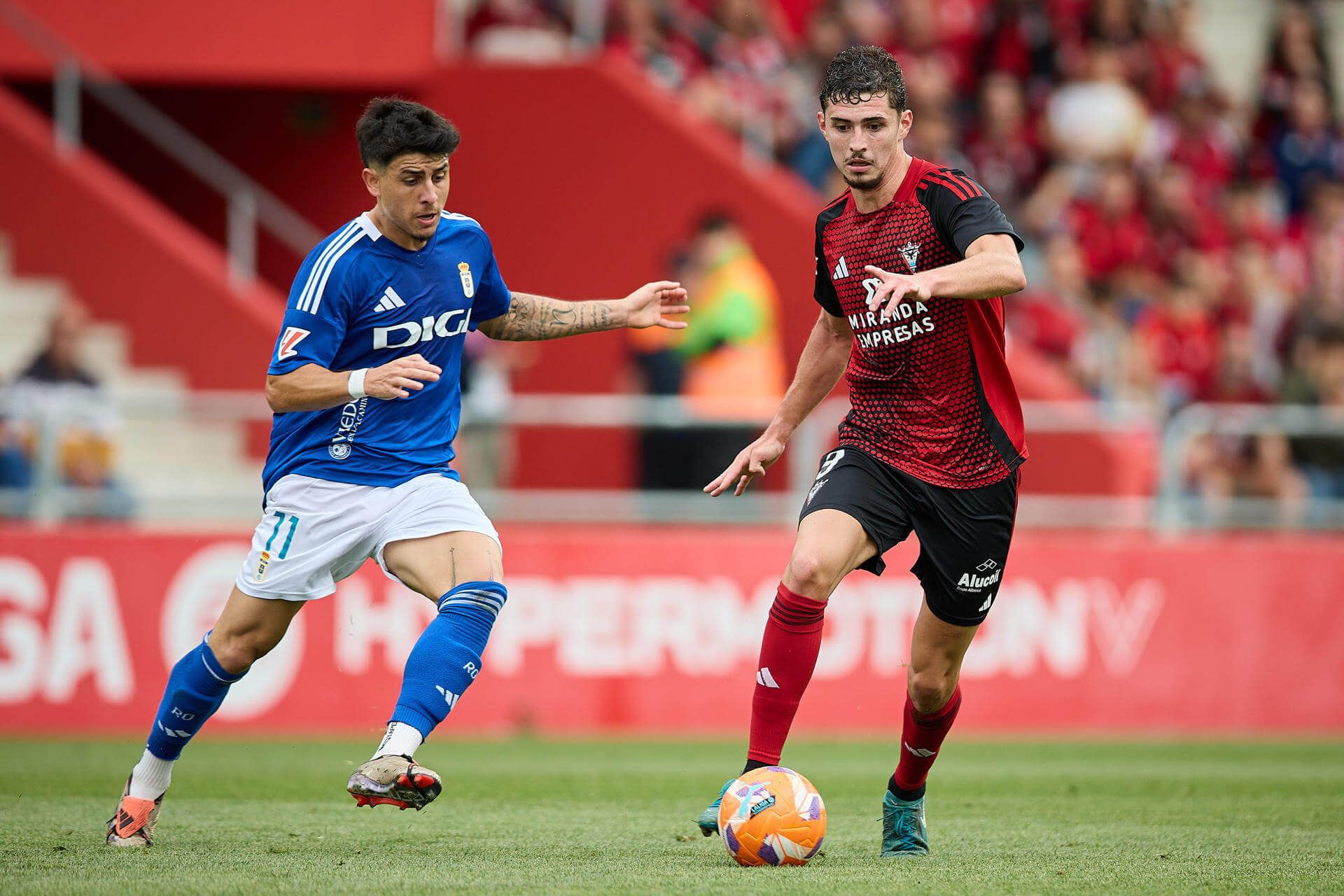  Colombatto y Panichelli, en una jugada en el Mirandés-Real Oviedo (FOTO: EFE).