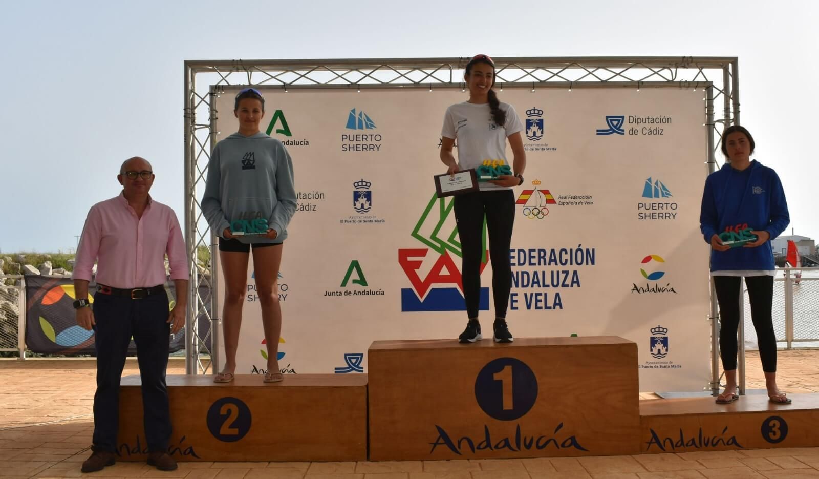  El podio final tras la regata en la bahía de Cádiz.