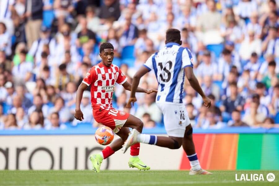  Lance de juego en el Real Sociedad-Girona.