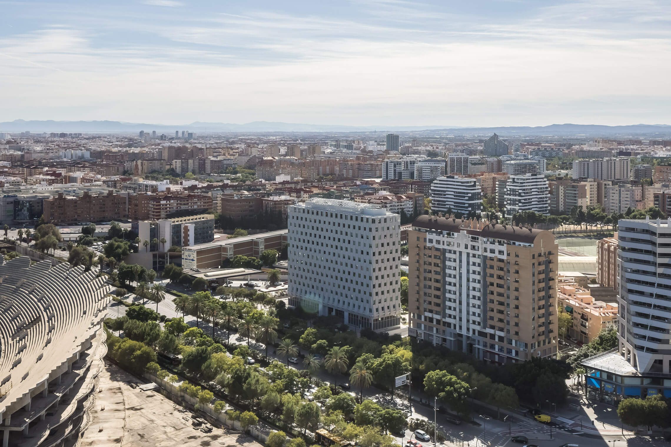 Edificio de oficinas CV-15 de AIC Equip junto al Nou Mestalla