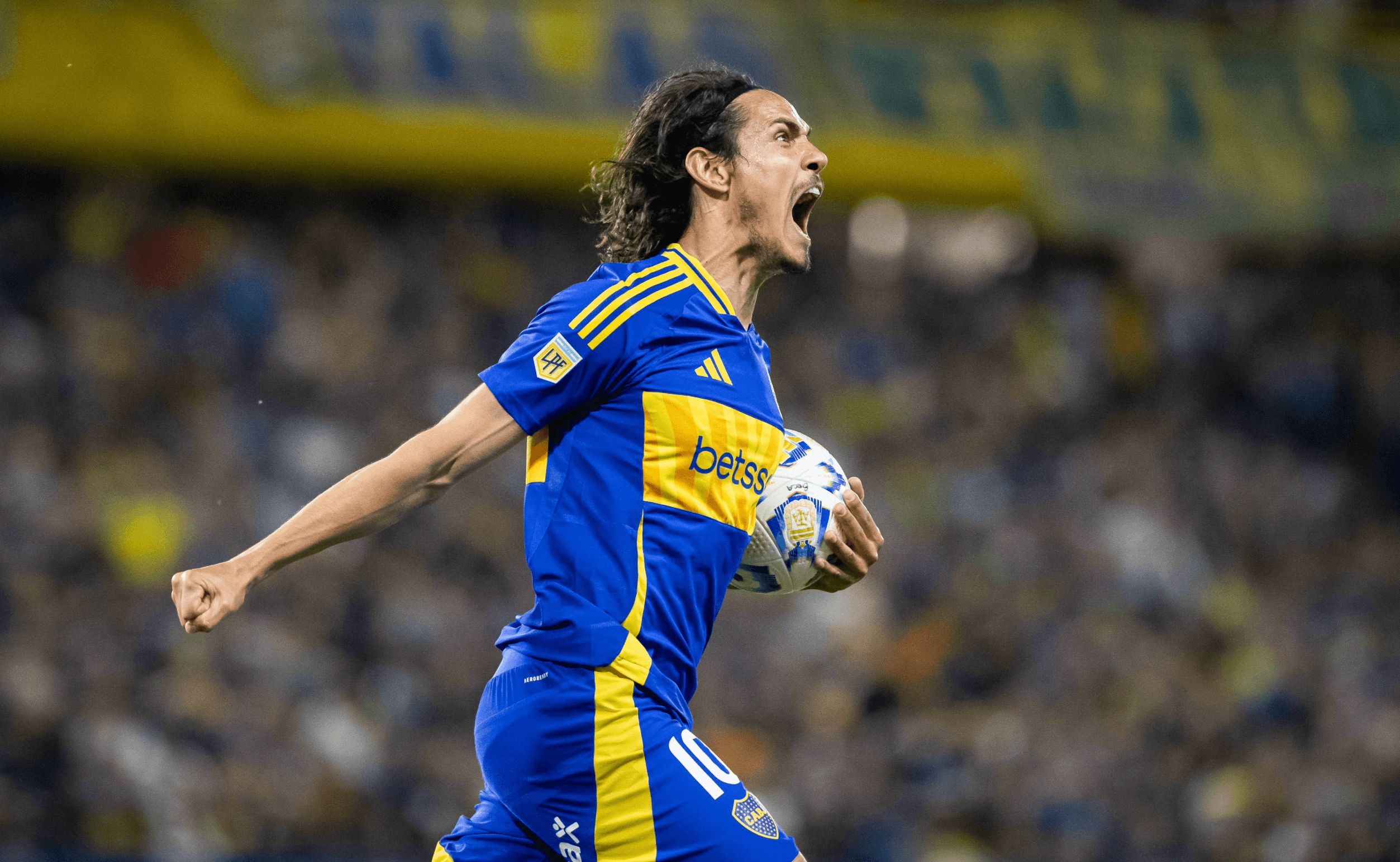  Edinson Cavani se reconcilia con el gol en Argentina.