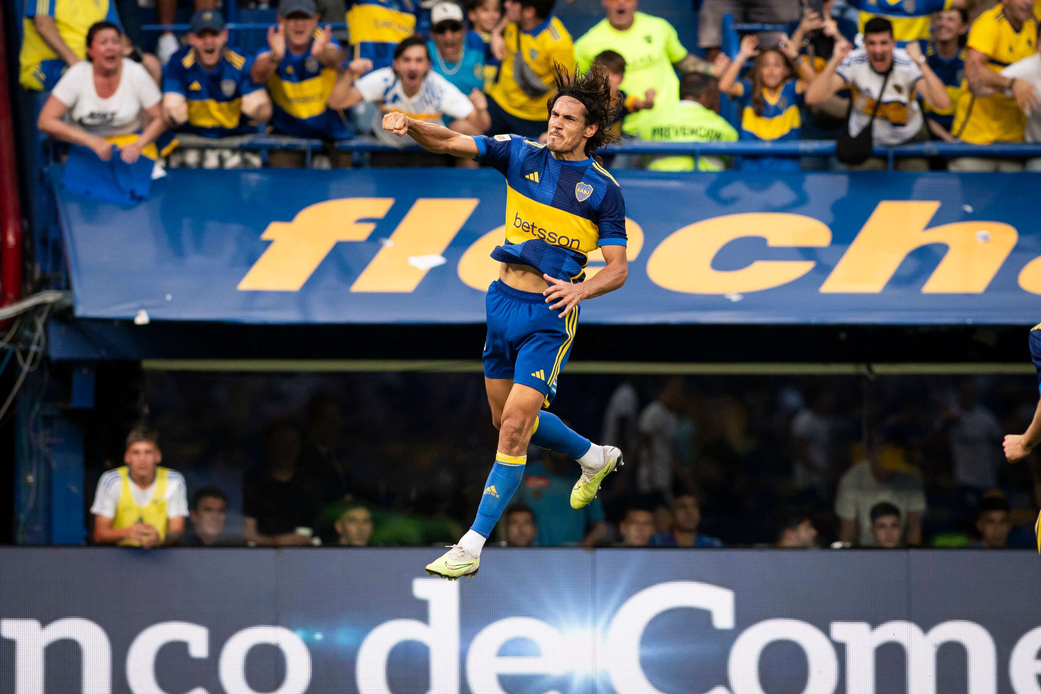  Edinson Cavani se reconcilia con el gol en Argentina.