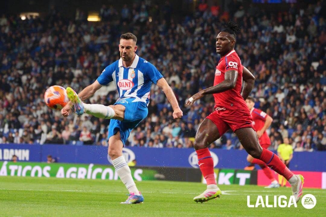  Edu Expósito controla un balón en el Espanyol-Getafe.