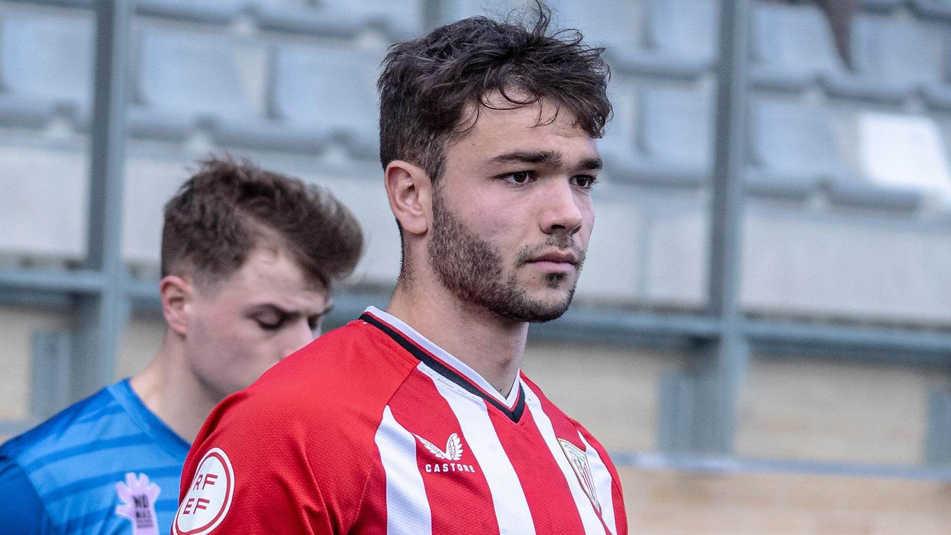  El defensa durangarra Unai Egiluz con la camiseta del filial bilbaíno.