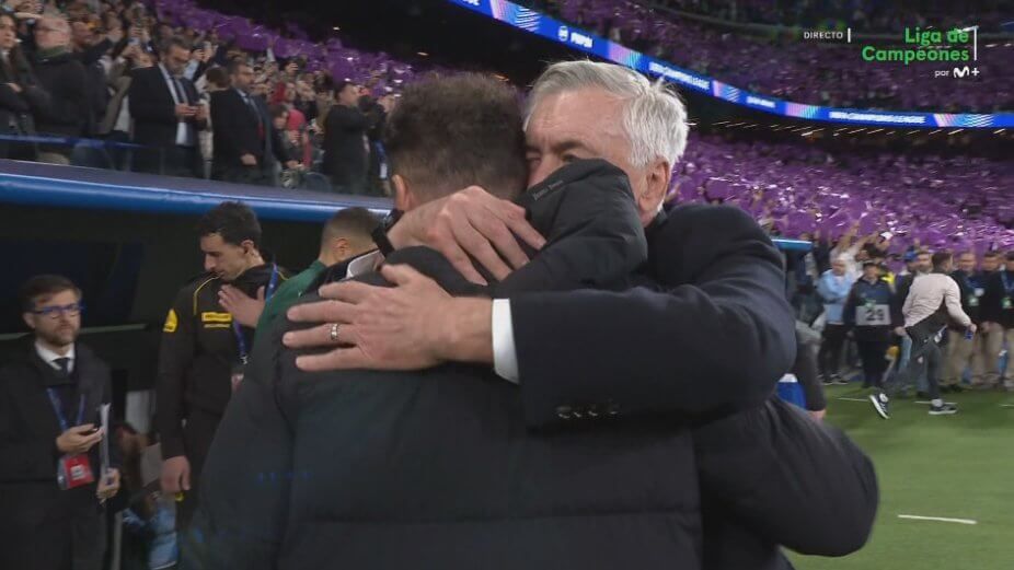  El abrazo entre Carlo Ancelotti y Diego Pablo Simeone antes del partido de ida.