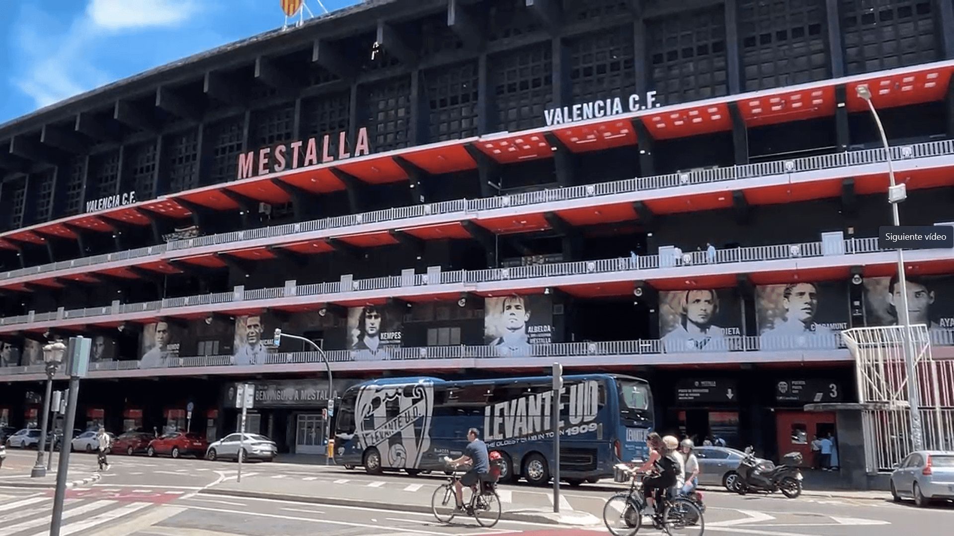  El autobús del Levante, en Mestalla.