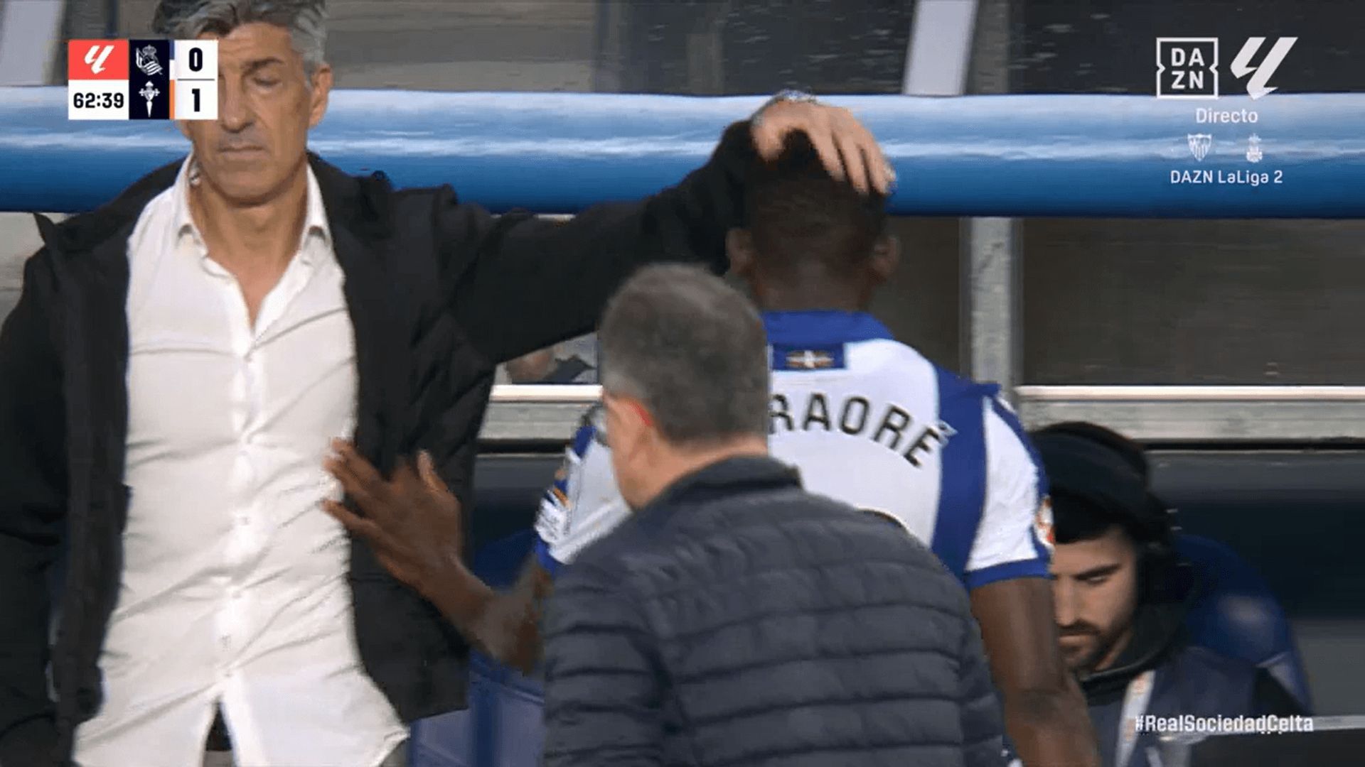 Imanol Alguacil consuela a Hamari Traoré tras su enfado en el Real Sociedad-Celta.