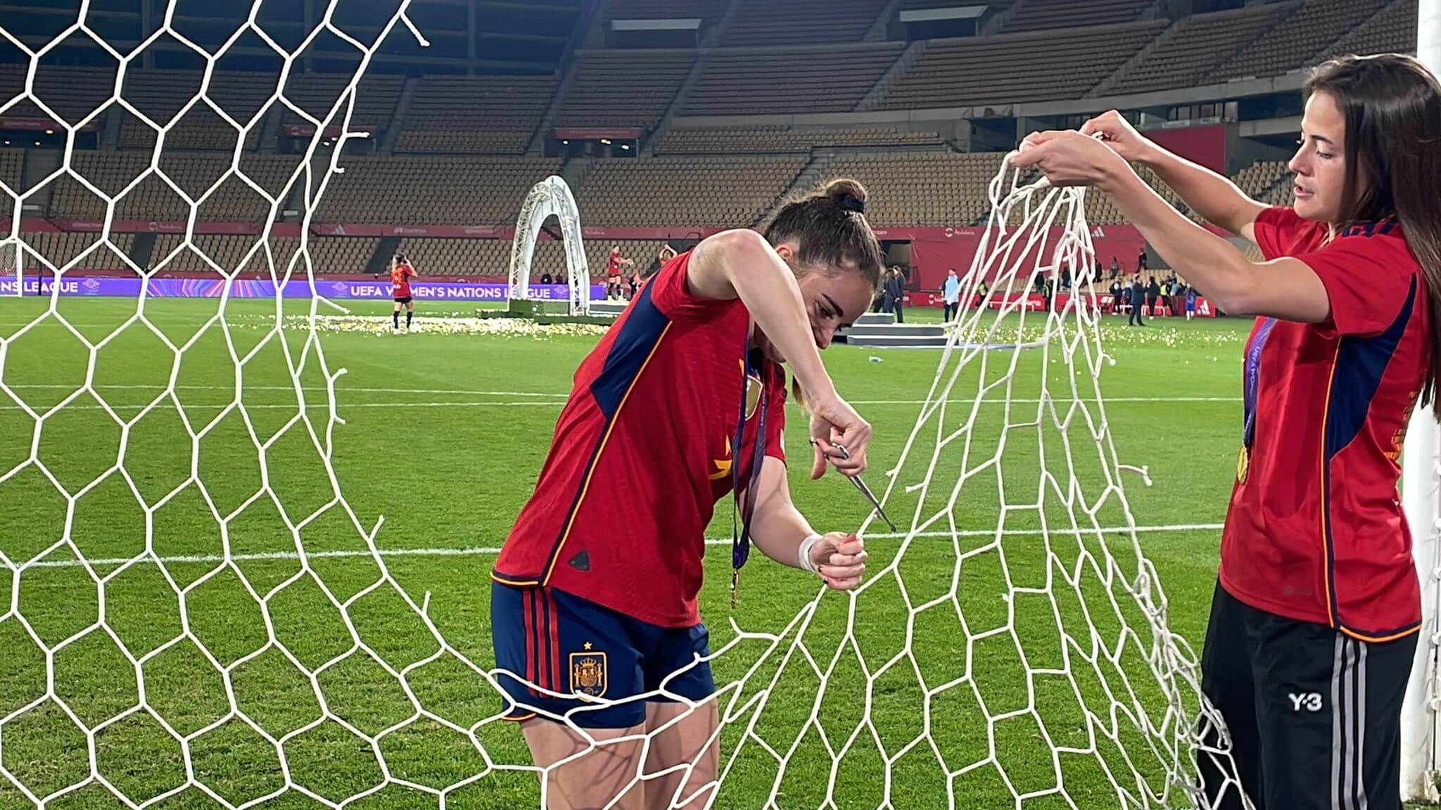  El divertido lío de Tere Abelleira y Aitana Bonmatí para llevarse la red.