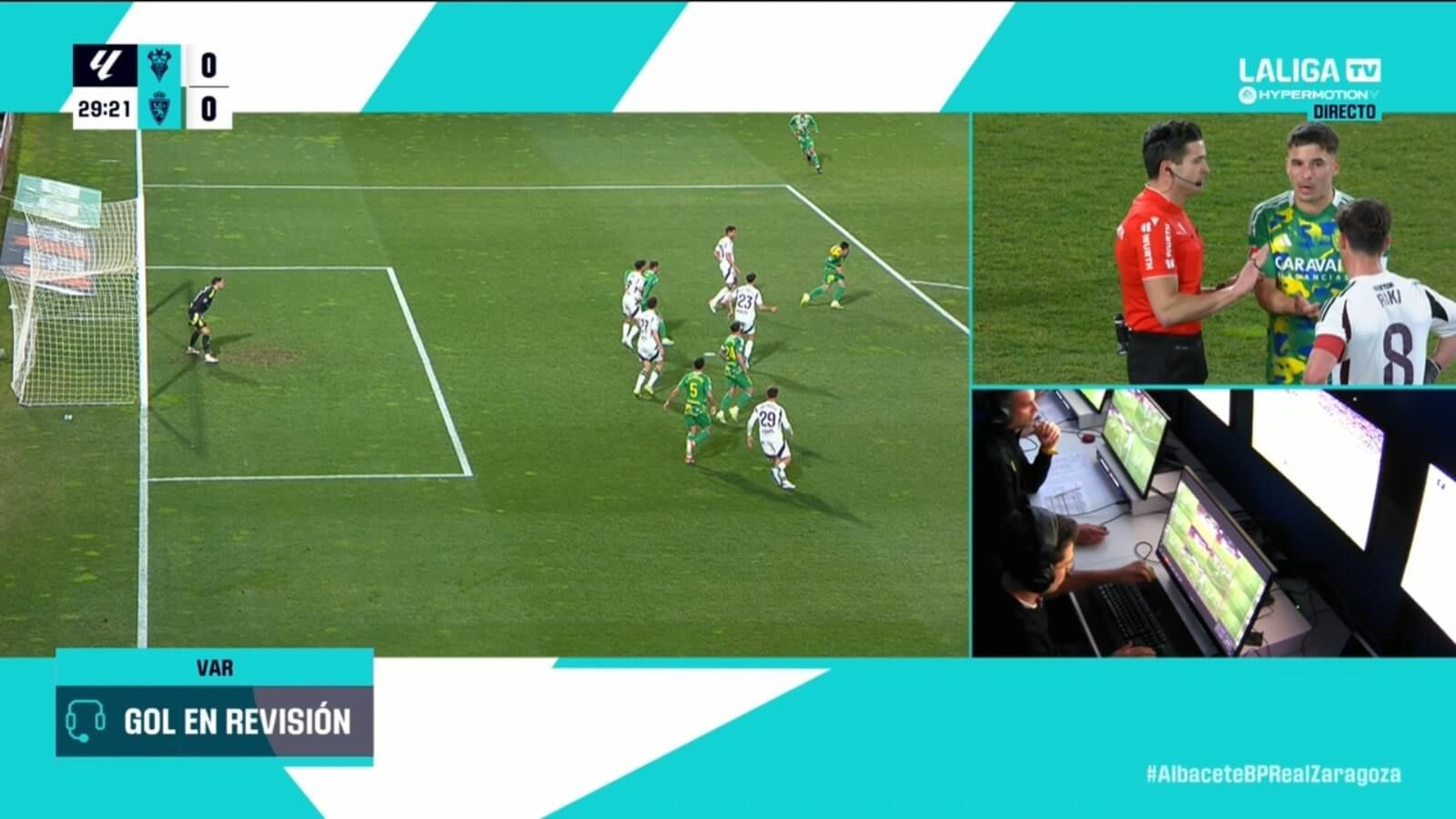  El gol anulado al Zaragoza: el VAR parece revisar que el balón sale de línea de fondo.