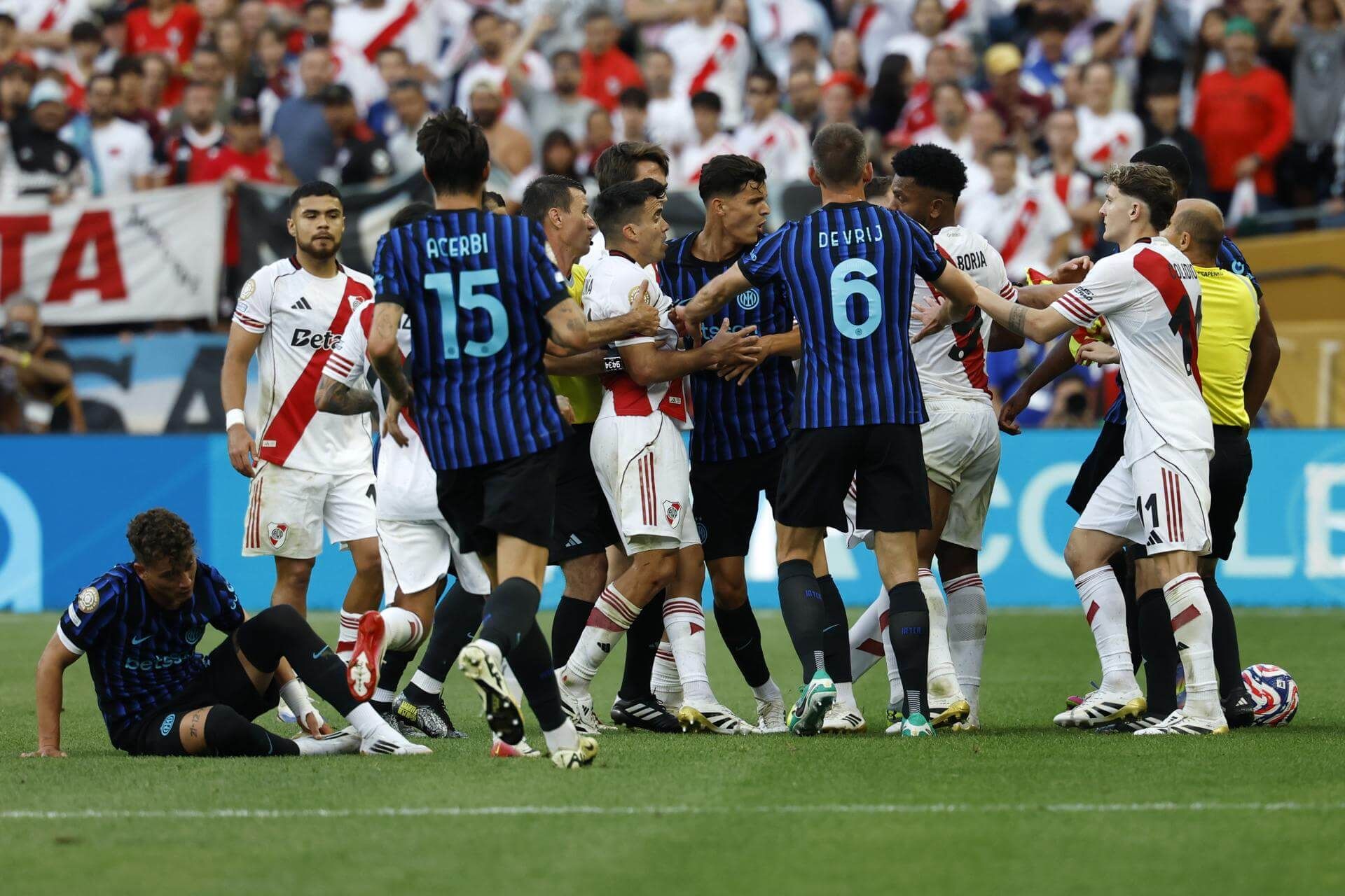 El Inter-River acabó en tangana.