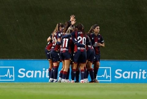  El Levante Femenino celebra el triunfo frente al Real Madrid.