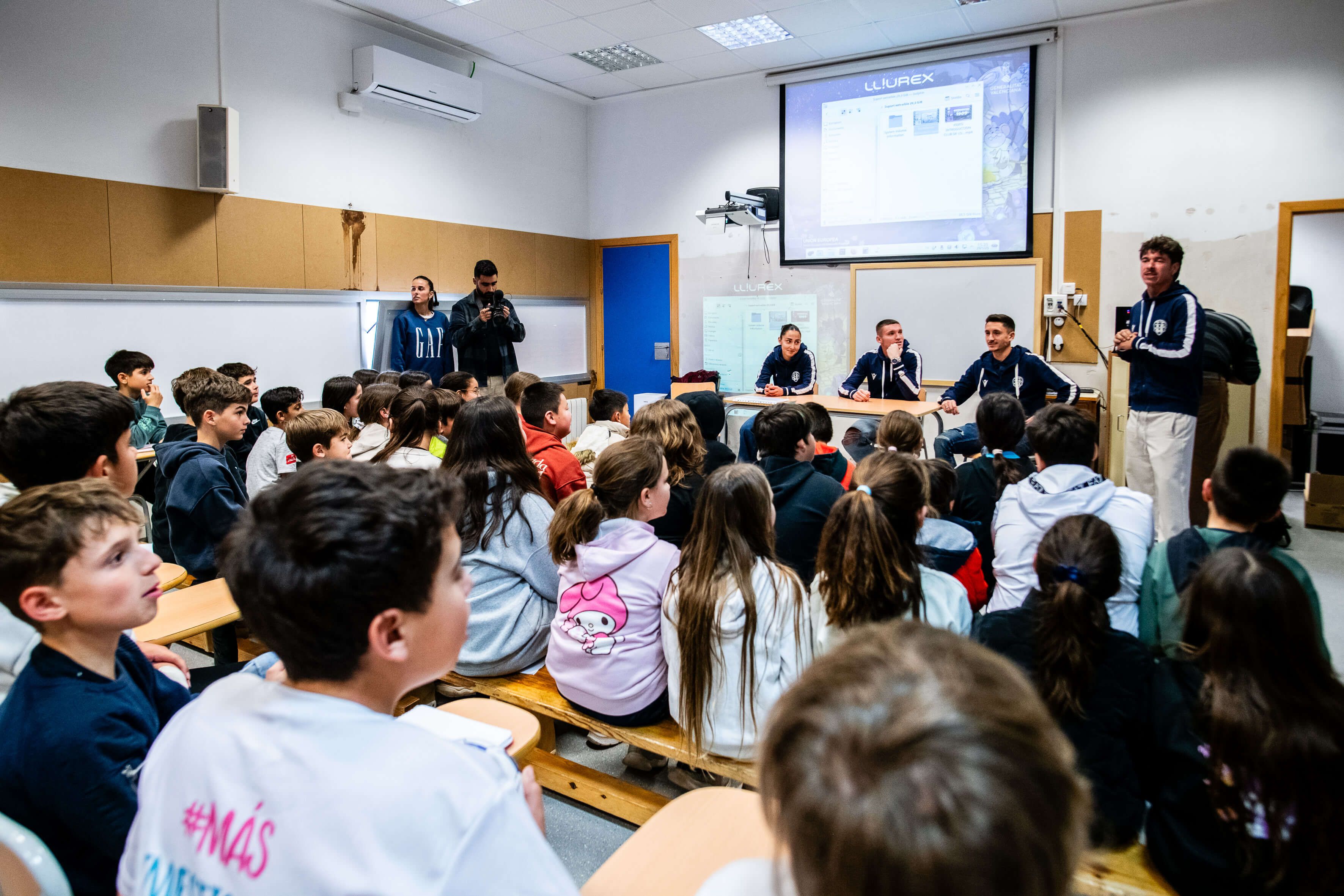  El Levante UD lleva la ilusión al colegio San Carlos Borromeo de Albal tras la DANA