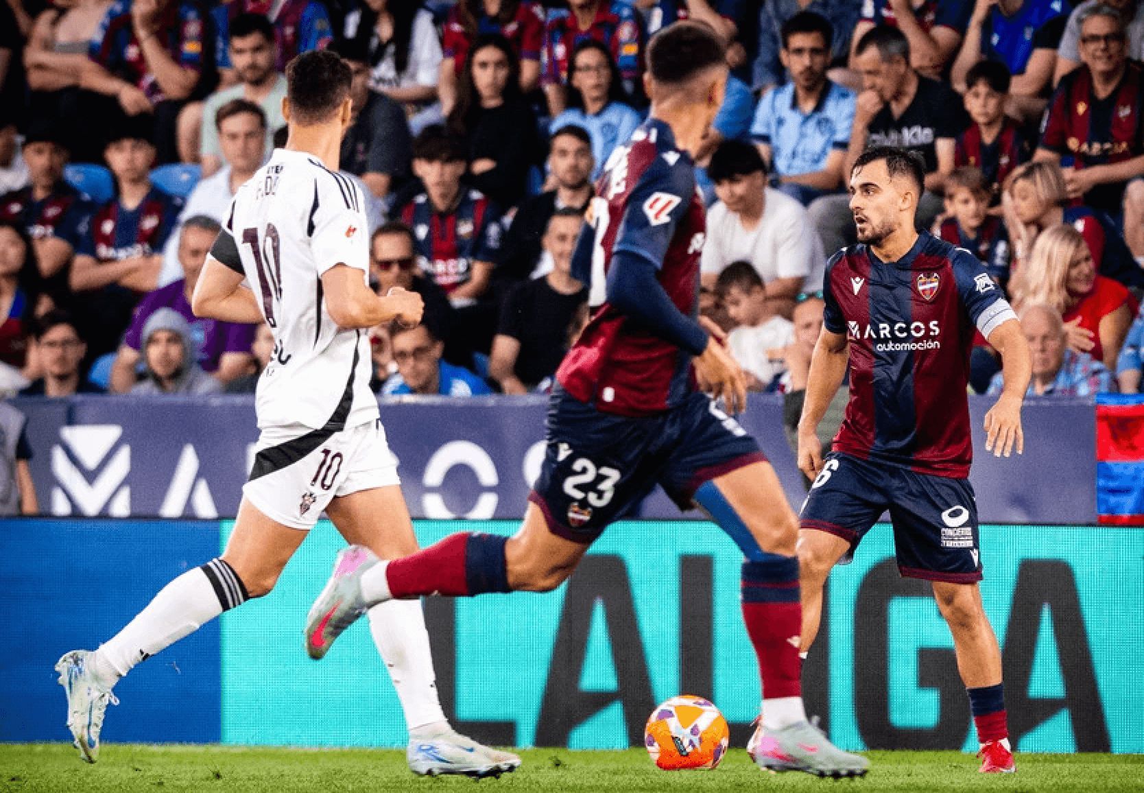 El Levante UD se aferra a Primera