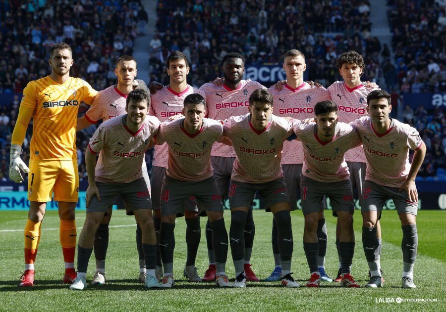  El once titular del Sporting en el Ciutat de Valencia.