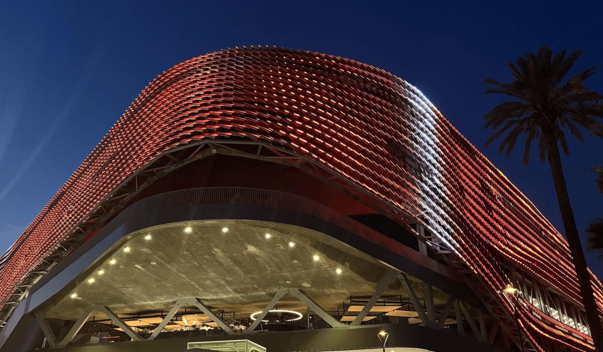 El recinto muestra al mundo su iluminación