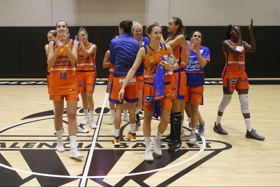  El Valencia Basket Femenino ofreció una gran exhibición a los 300 aficionados taronja congregados en la pista central de L’Alqueria del Basket