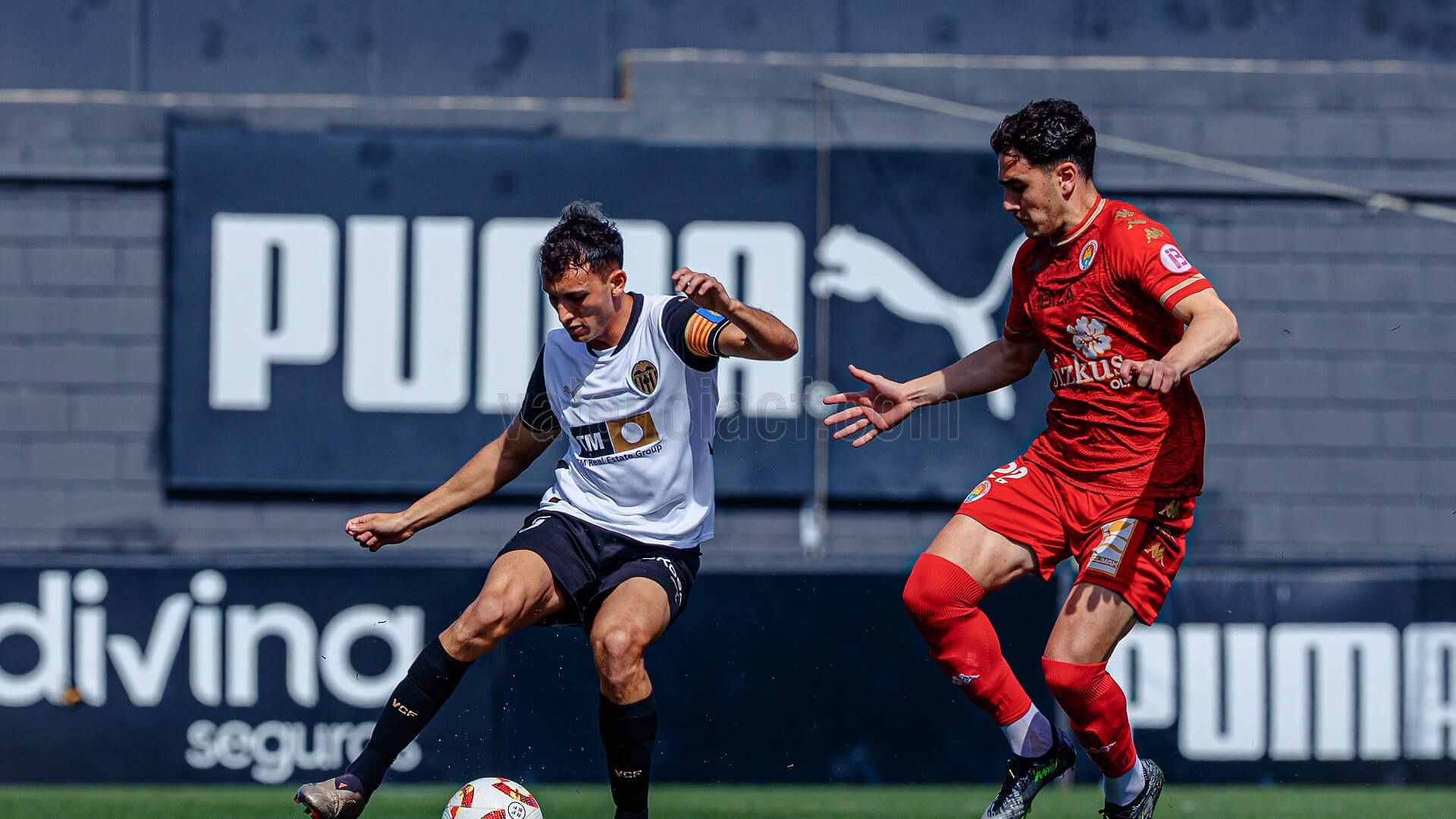 El VCF Mestalla cae en casa con Carlos Corberán como testigo. Rubo Iranzo estuvo en el Bernabéu