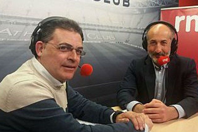 El periodista Ramón Hernández entrevistando a Aitor Elizegi en los micrófonos de Radio Nacional.
