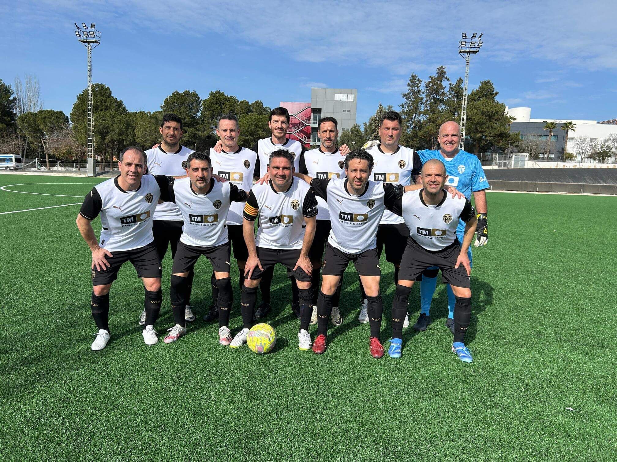 Emotivo homenaje a Valdez y victoria de las Leyendas del Valencia CF ante el Ajax