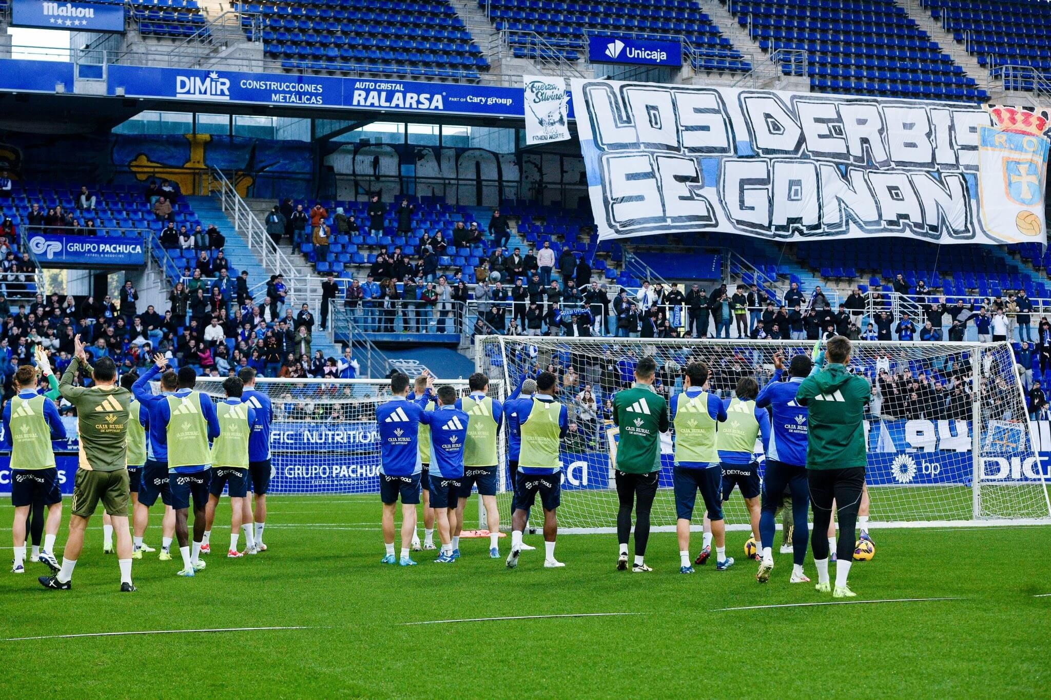  Los jugadores del Real Oviedo agradecen el apoyo de la afición en el Carlos Tartiere.